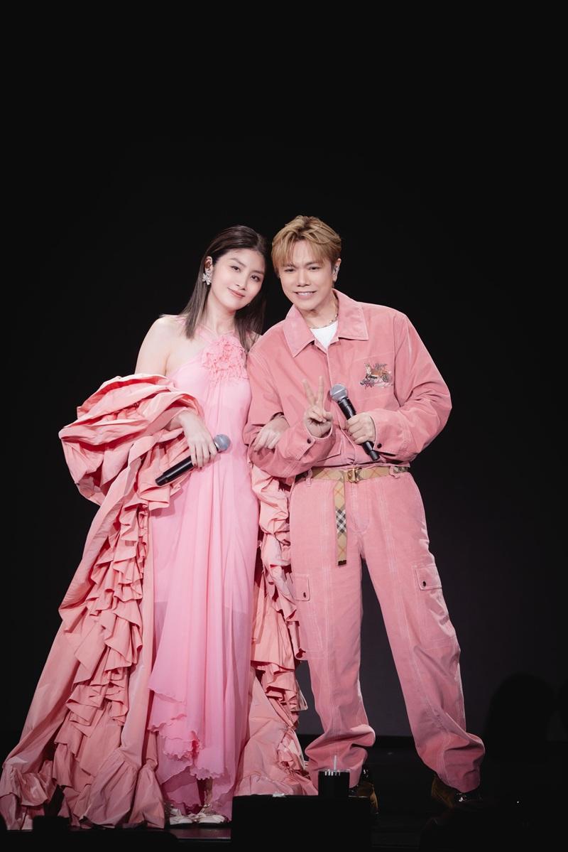 兩人全粉紅登場,台上好pink。
