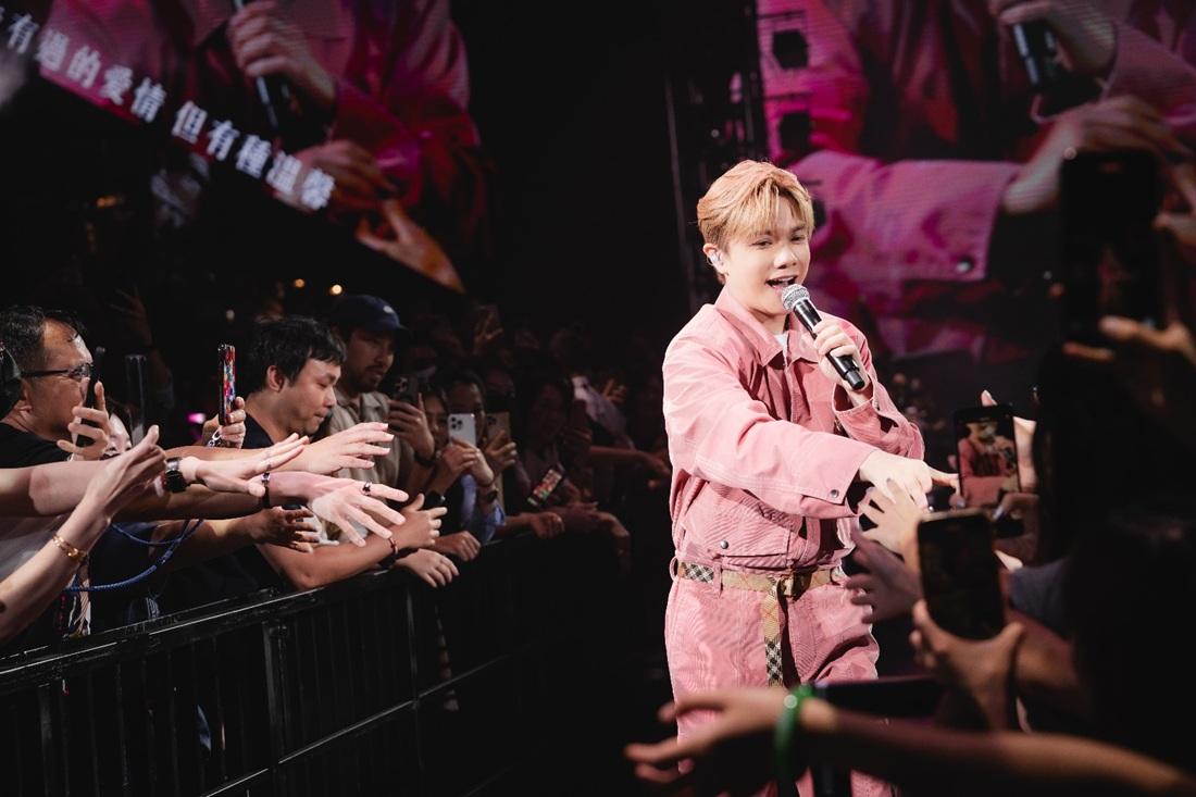 軒公表示有幸可唱歌給Kelly歌迷聽。