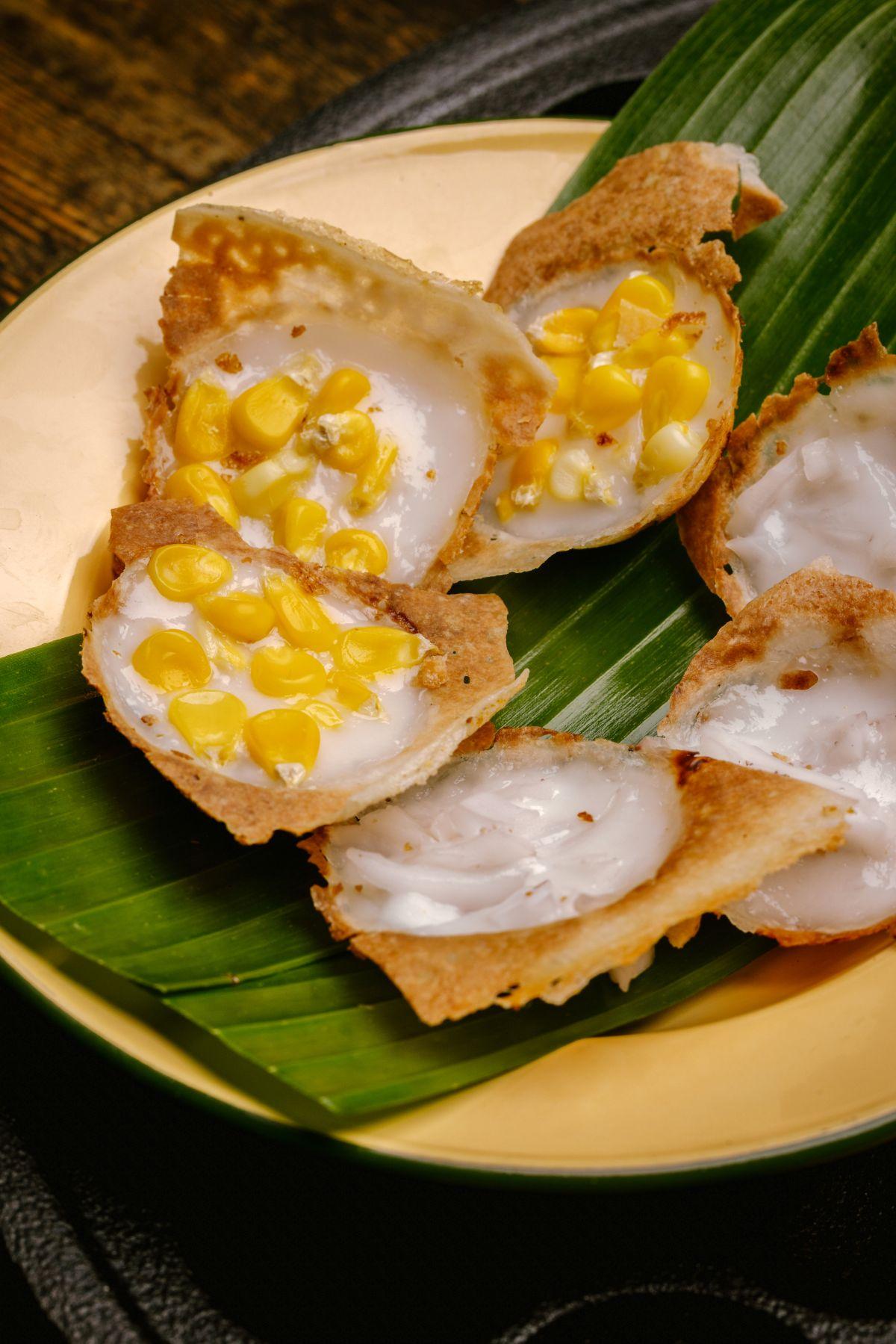 泰式椰子煎餅餡料常見粟米、椰肉,還有較特別的香蔥。