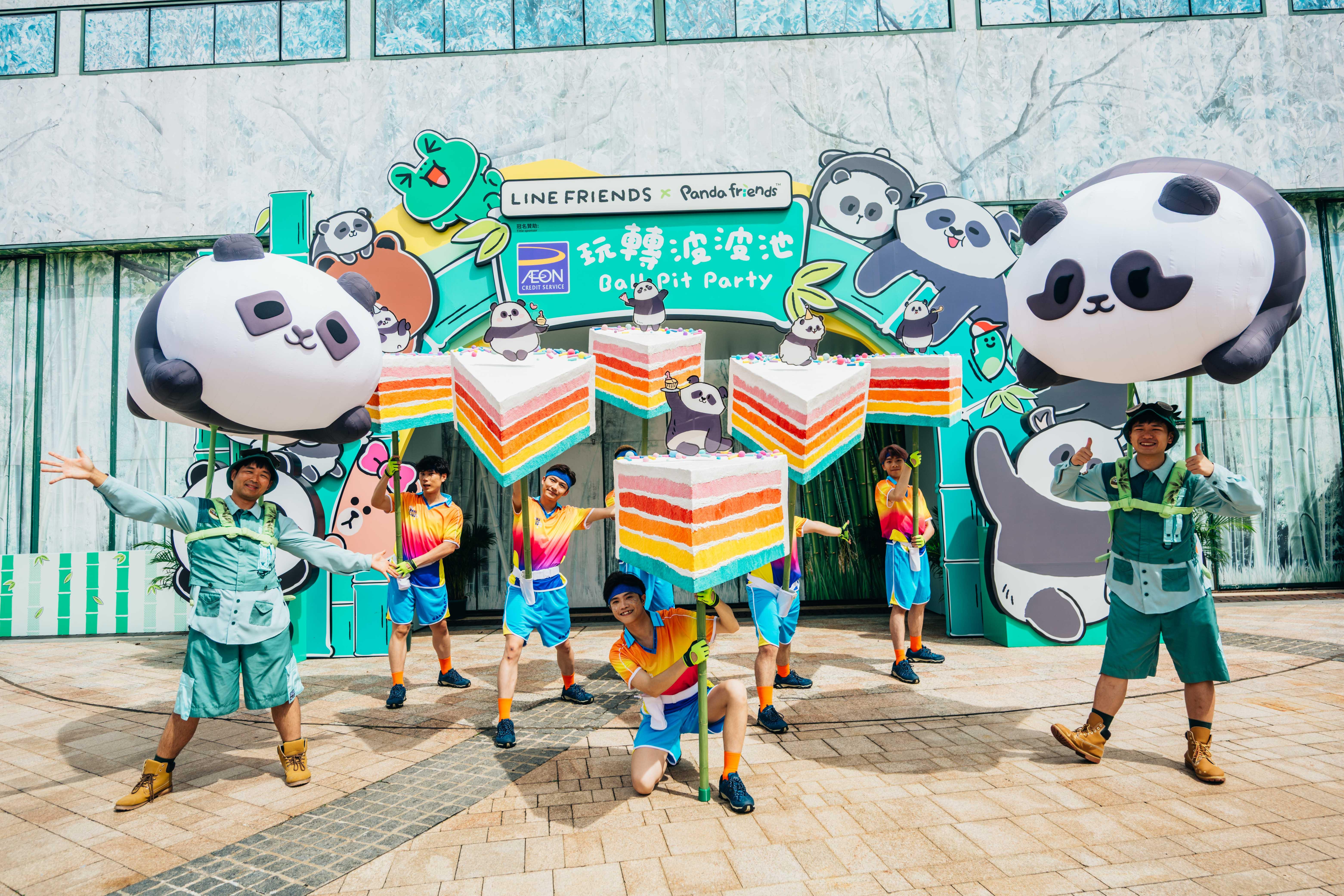 巨型充氣版加加和得得將與Panda Friends團隊及華麗蛋糕陣在園內巡遊