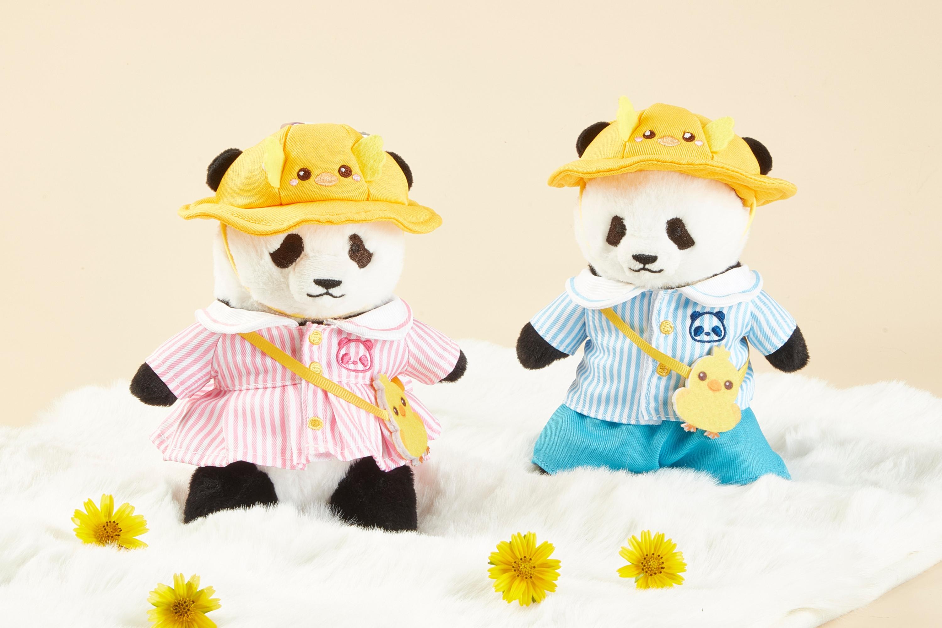 穿上幼稚園校服造型的「加加」和 「得得」熊貓公仔
