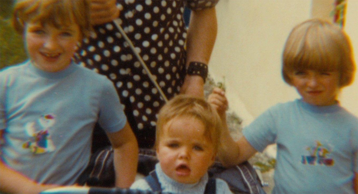 左起)Paul、Liam與Noel起幼時一起在曼徹斯特長大。