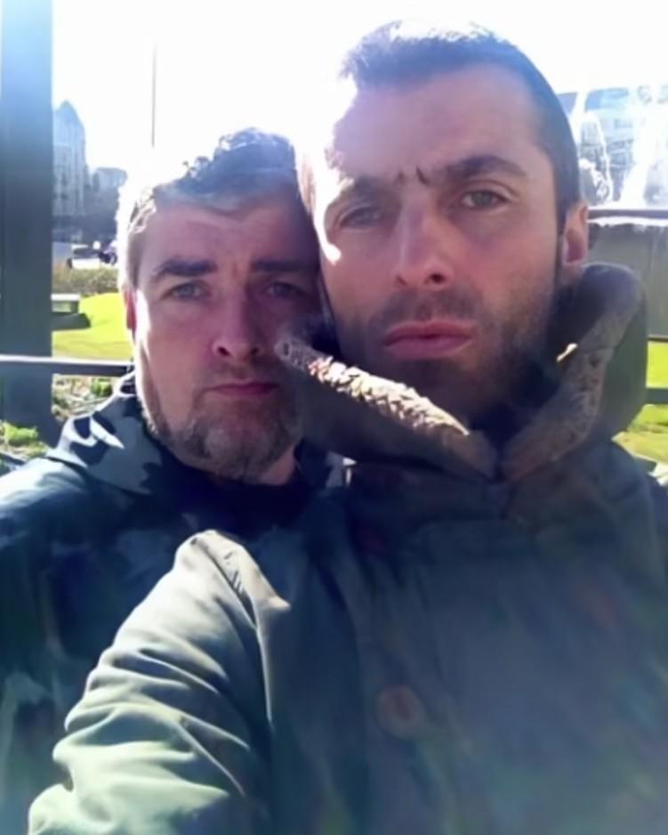 Liam(右)與大哥Paul(左)年齡相差7歲,但感情尚算良好。
