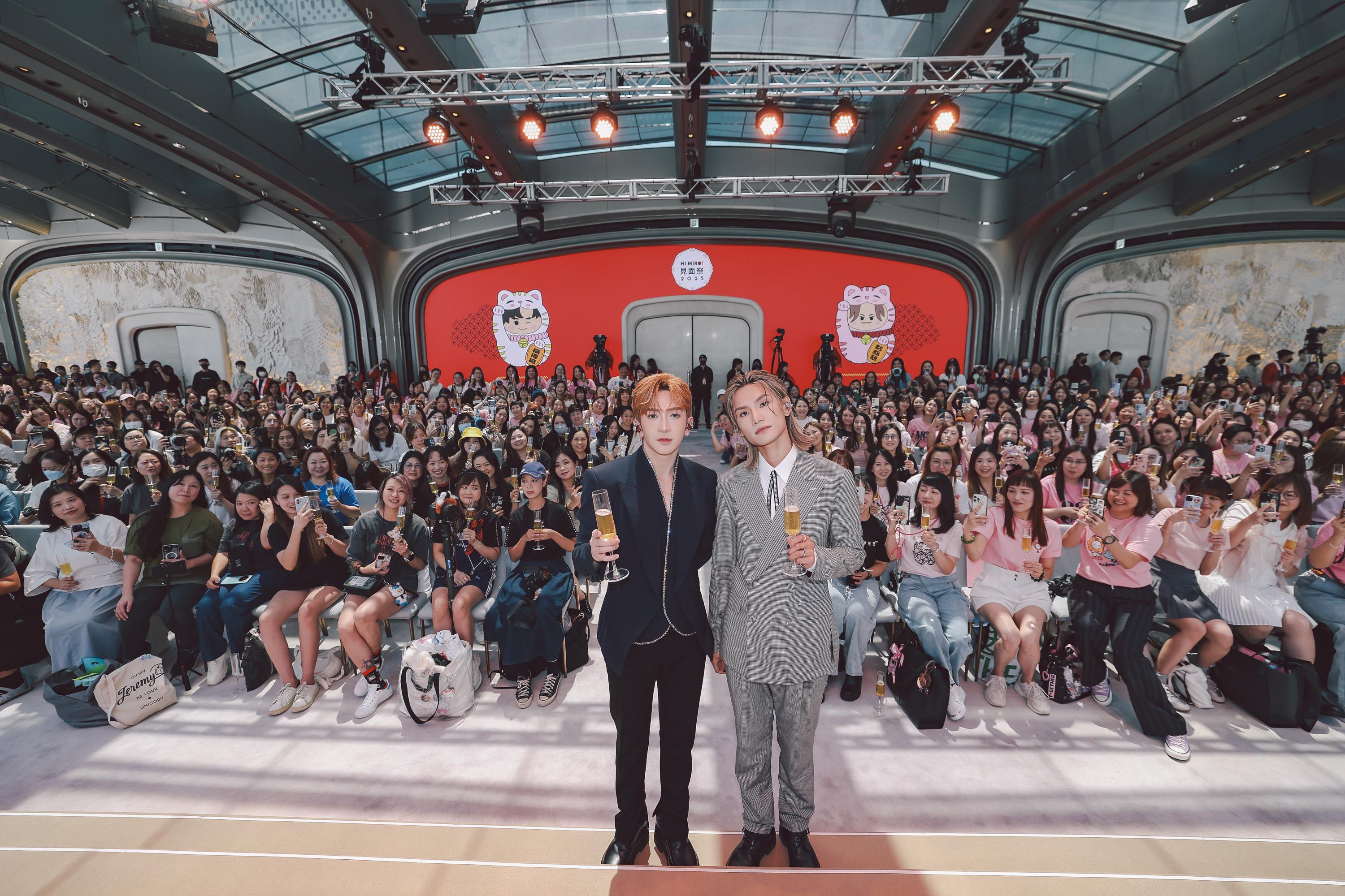 Anson Lo和 Jeremy昨日舉行3場《Hi MIRO!見面祭2025》,與粉絲大合照。