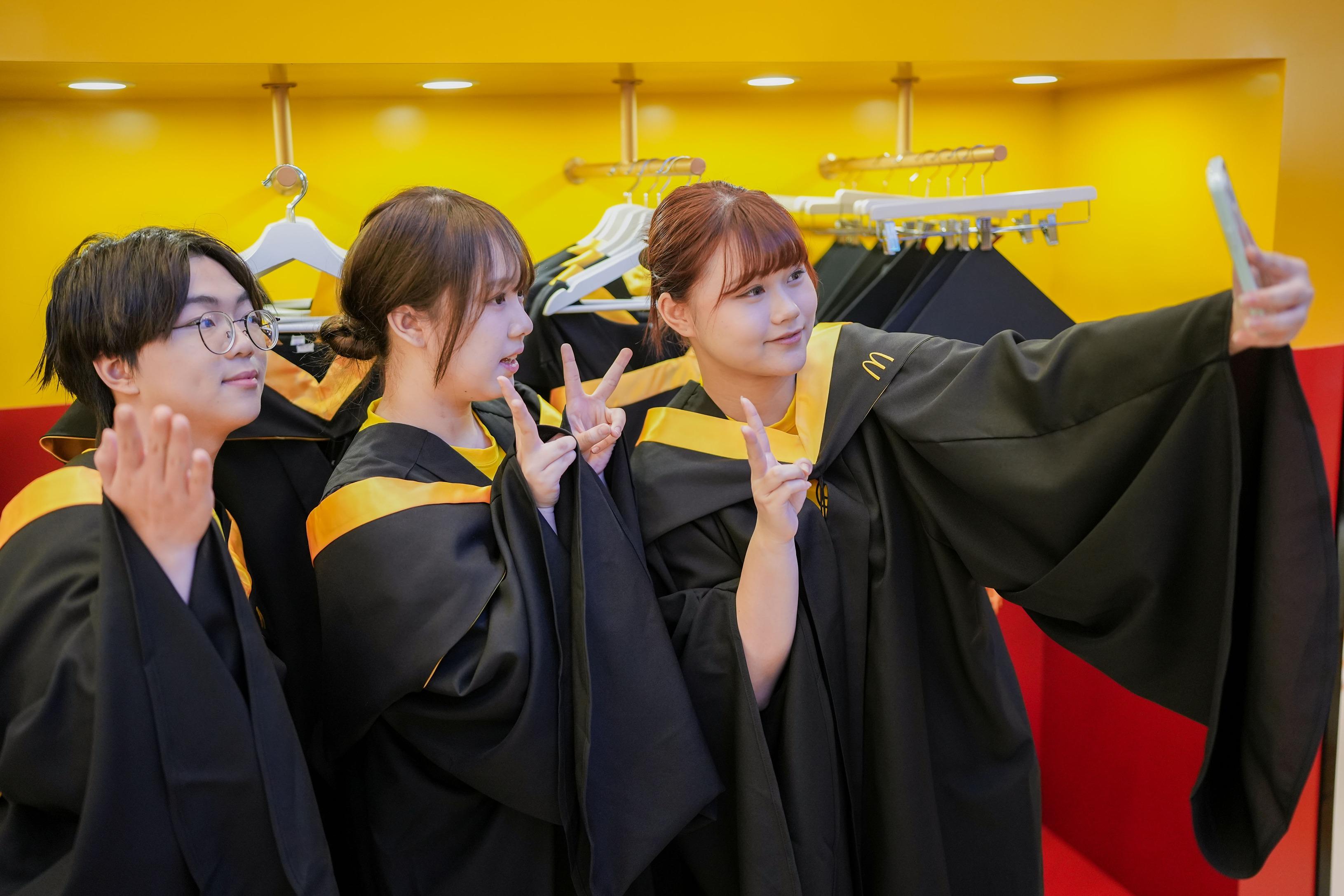 參加者可即場換上畢業袍,與朋友拍攝畢業照留念