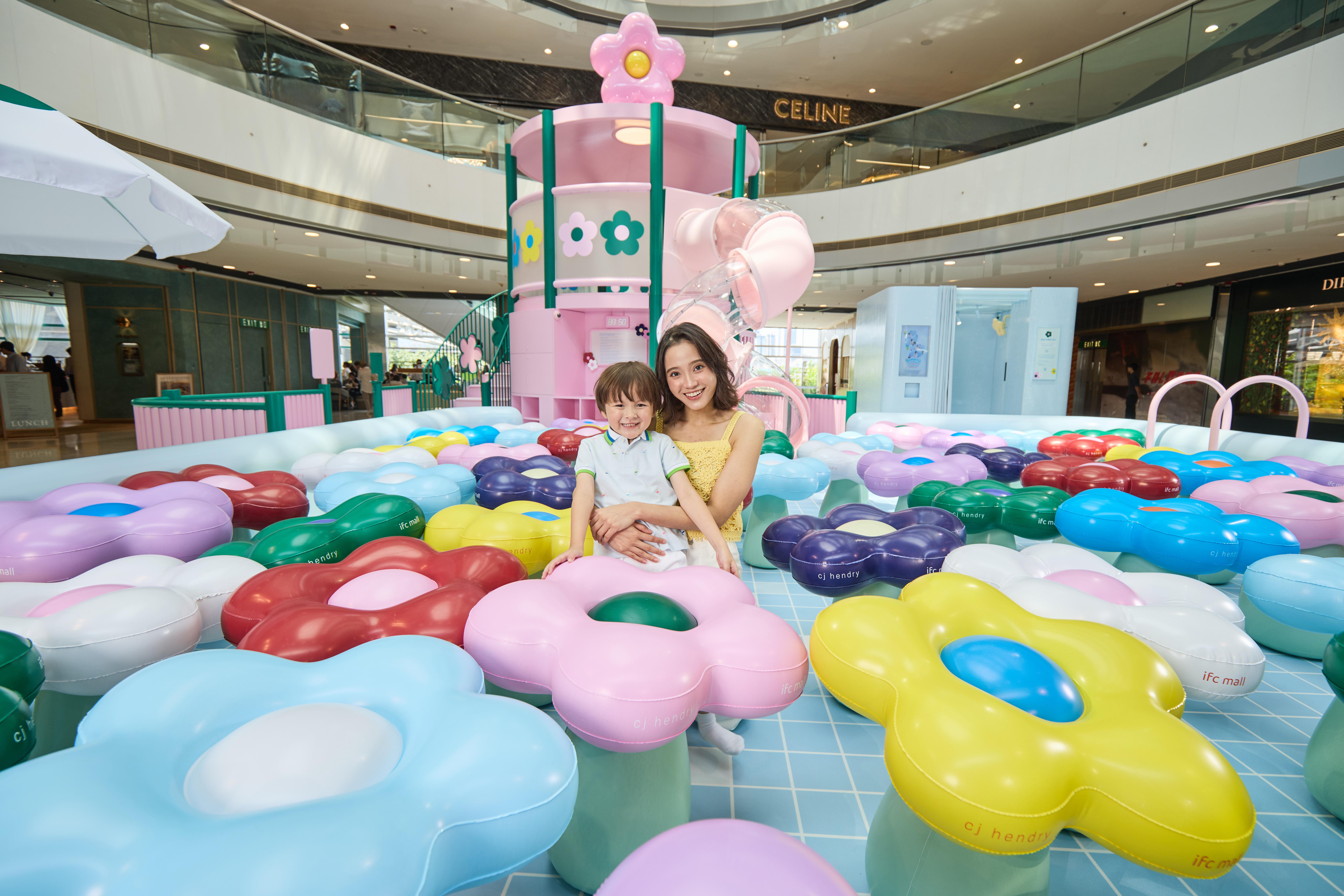 “Blooming Summer Pool” 「夏日花花池」