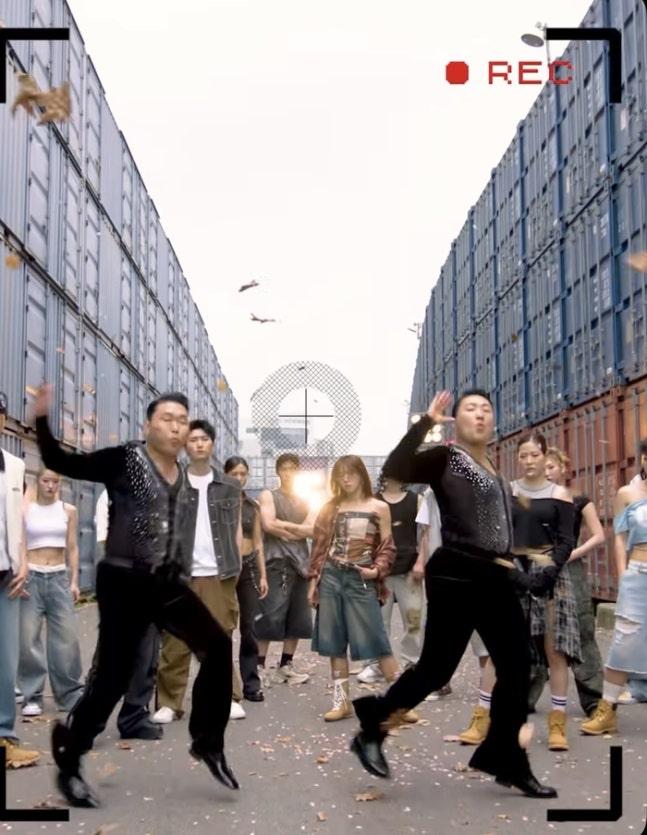 李秀智模仿才能極高,一直跟著Psy起舞而沒有破綻。