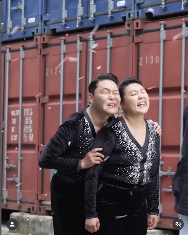 兩人除了輪廓似,連神情都非常相像。