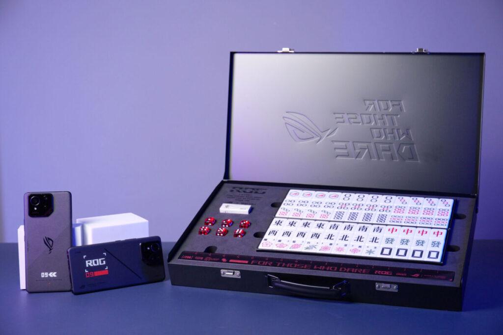 為滿足忠實粉絲,ROG Phone 特別帶來兩款香港首度亮相的限量精品。其中 《全球限量版ROG信仰麻雀》 原價$1,600,以及 《ROG x Vinnic 100W PD QC GaN旅行充電器》 原價$368,現在只要購買 ROG Phone 9 Series,就能以驚喜價 $188 換購其中一款。