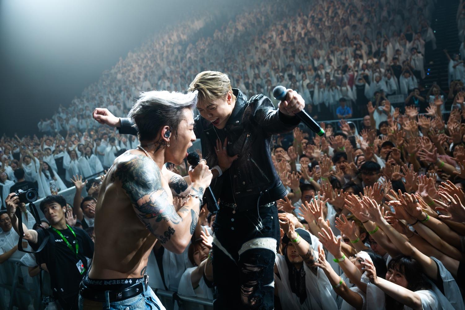 張敬軒笑言為Tyson Yoshi「破處」,在啟德場館獻上第一次「插水」。