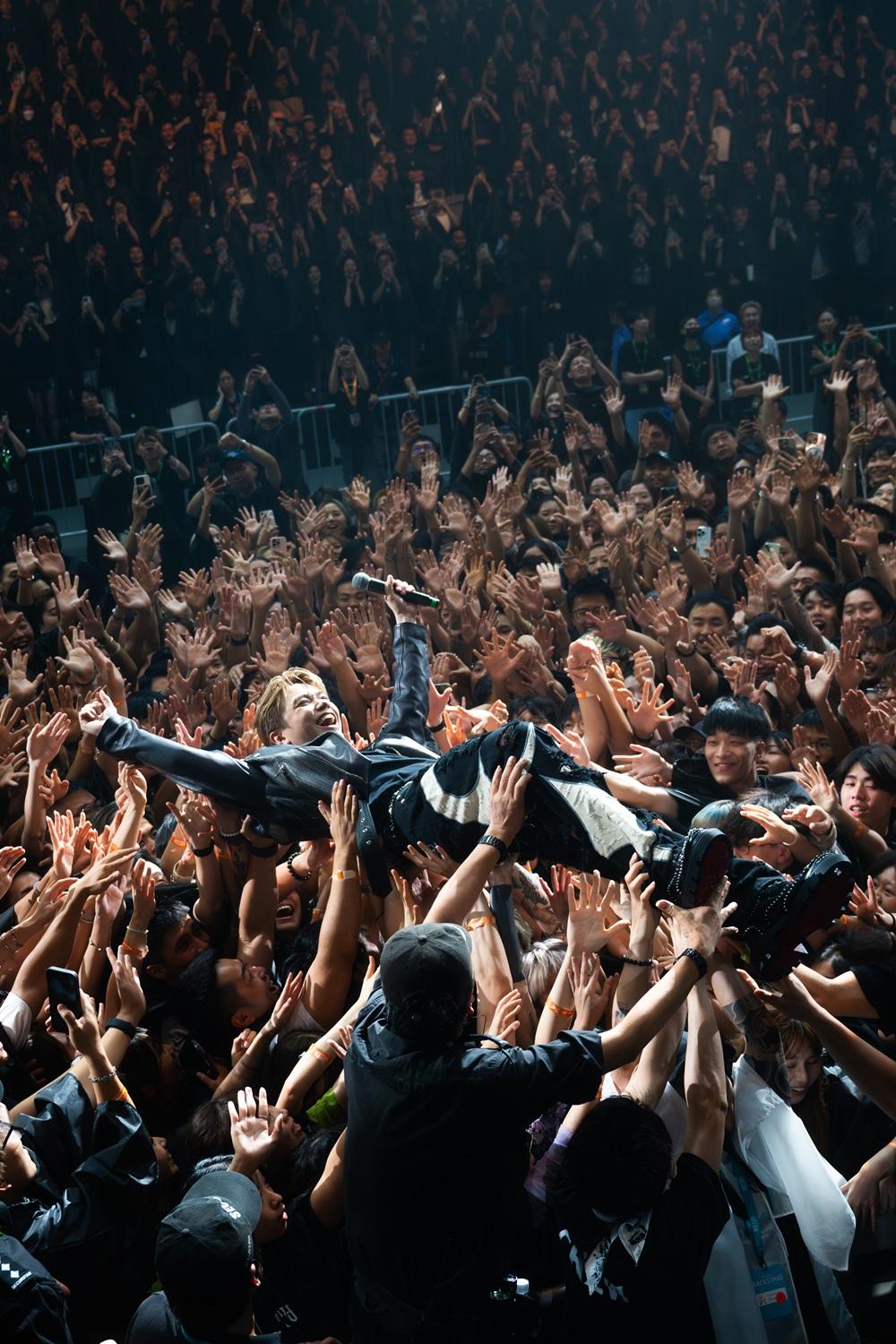 張敬軒笑言為Tyson Yoshi「破處」,在啟德場館獻上第一次「插水」。