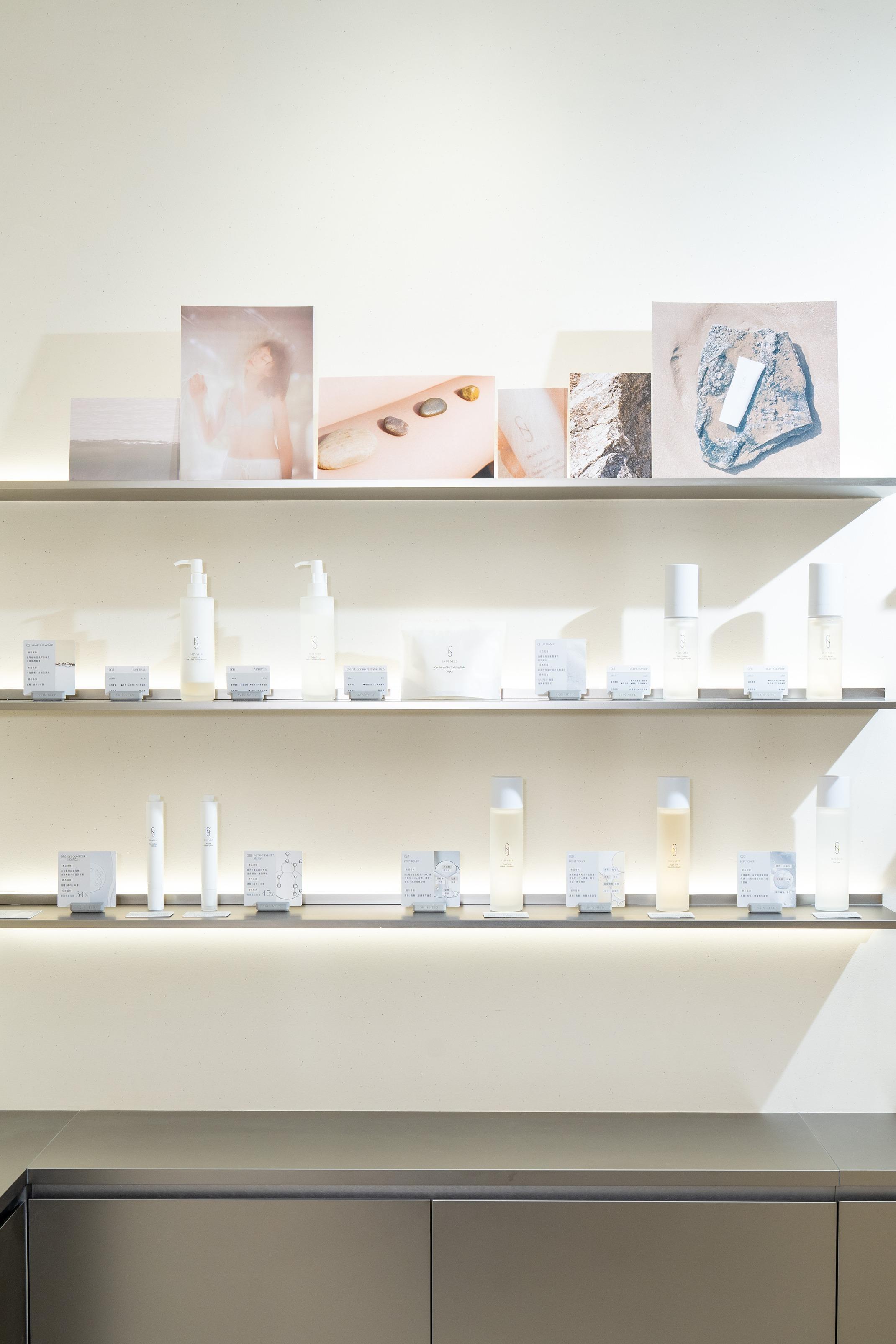 SKIN NEED美容護理概念店設計貫徹品牌的天然特色,新店設計以簡潔線條及明亮燈光營造舒適自然的氛圍。