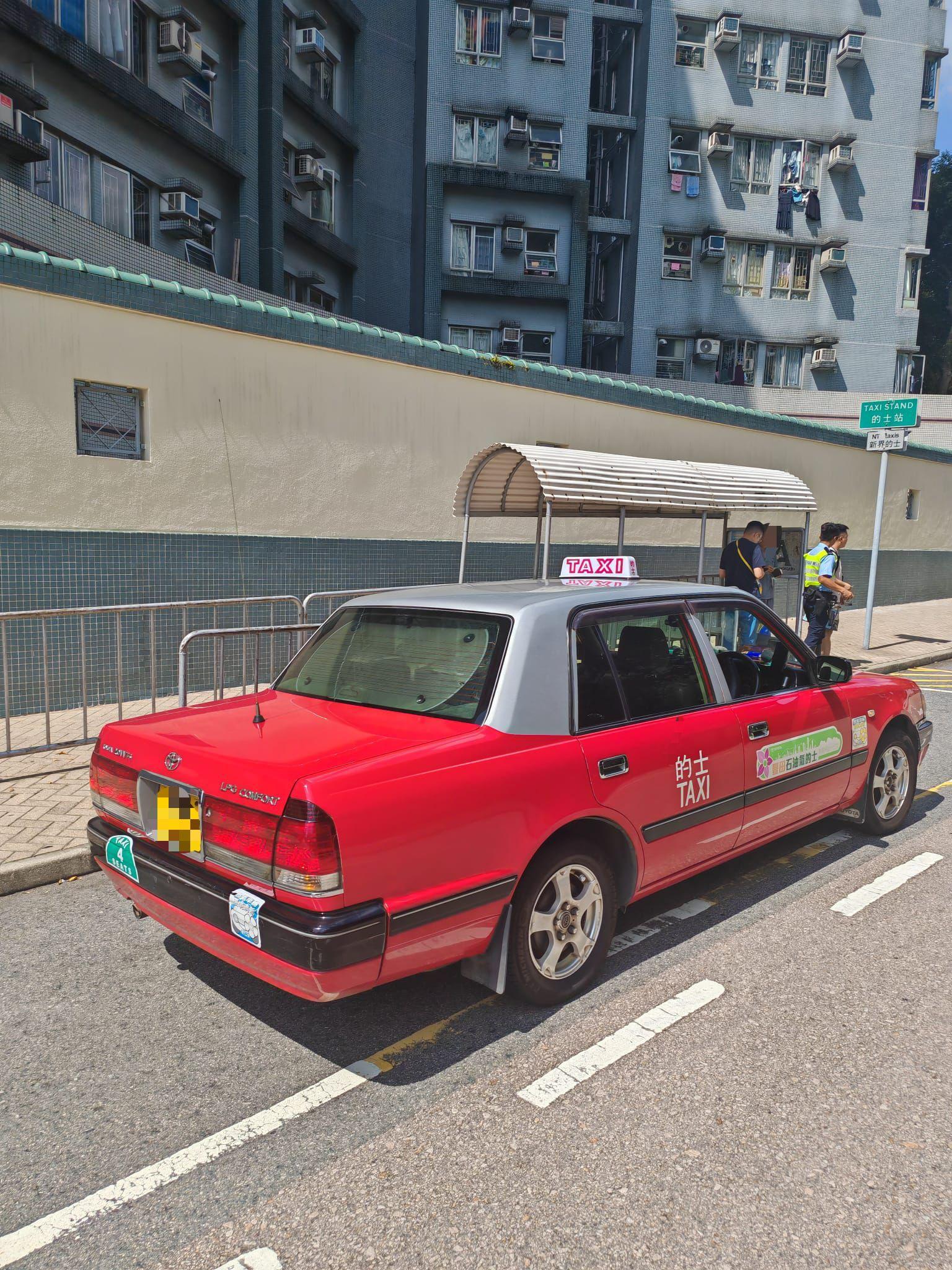 警方東九龍區內打擊的士交通違法行動。