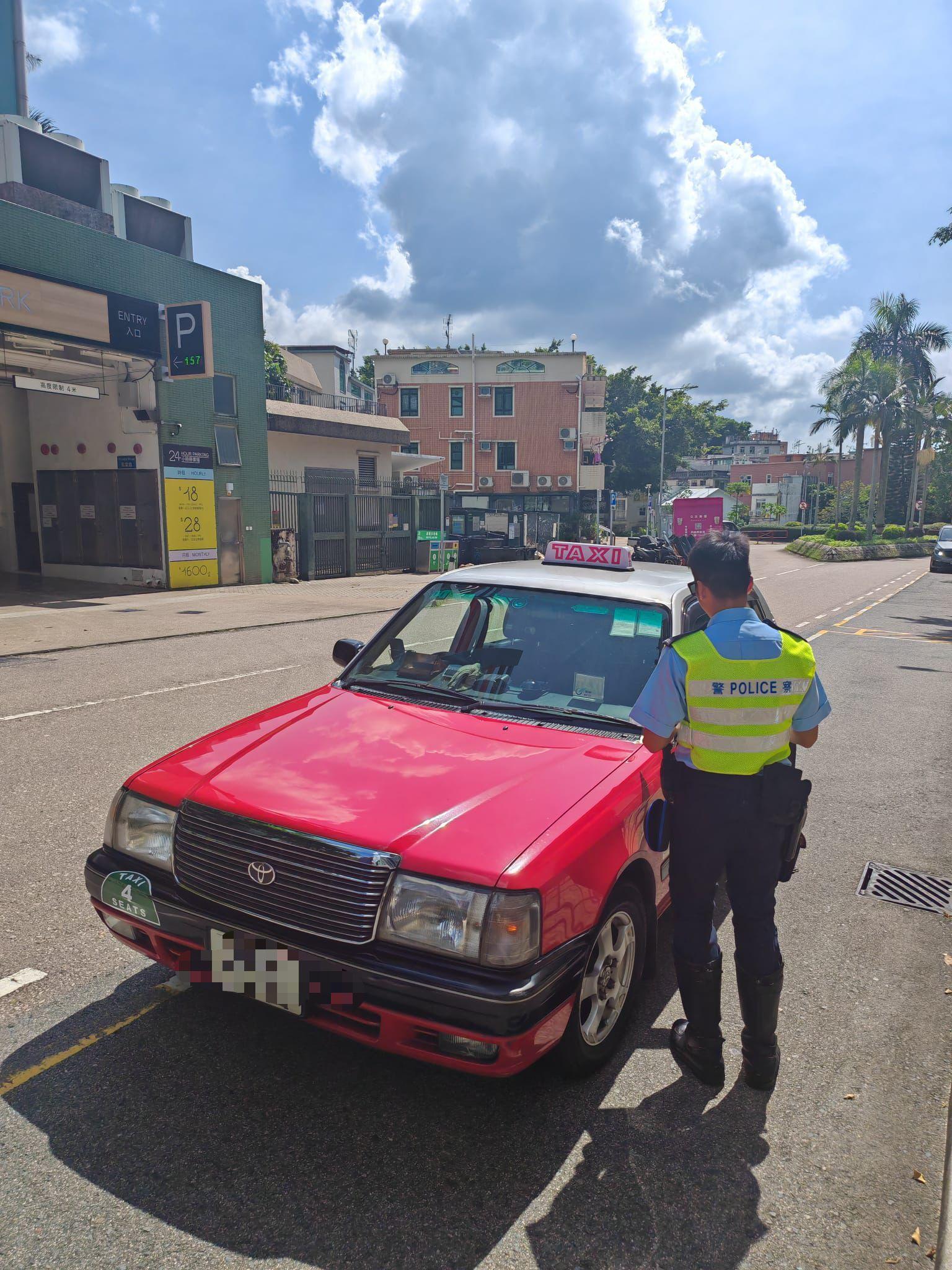 警方東九龍區內打擊的士交通違法行動。