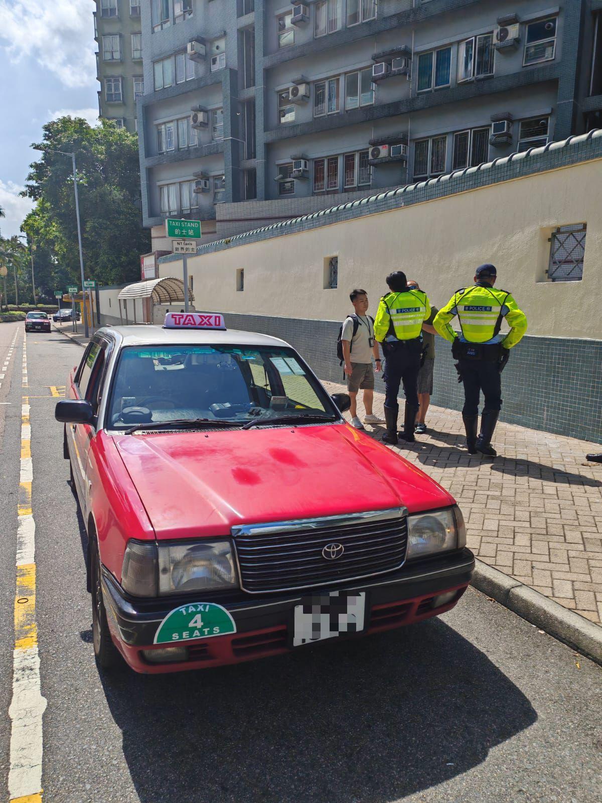 警方東九龍區內打擊的士交通違法行動。