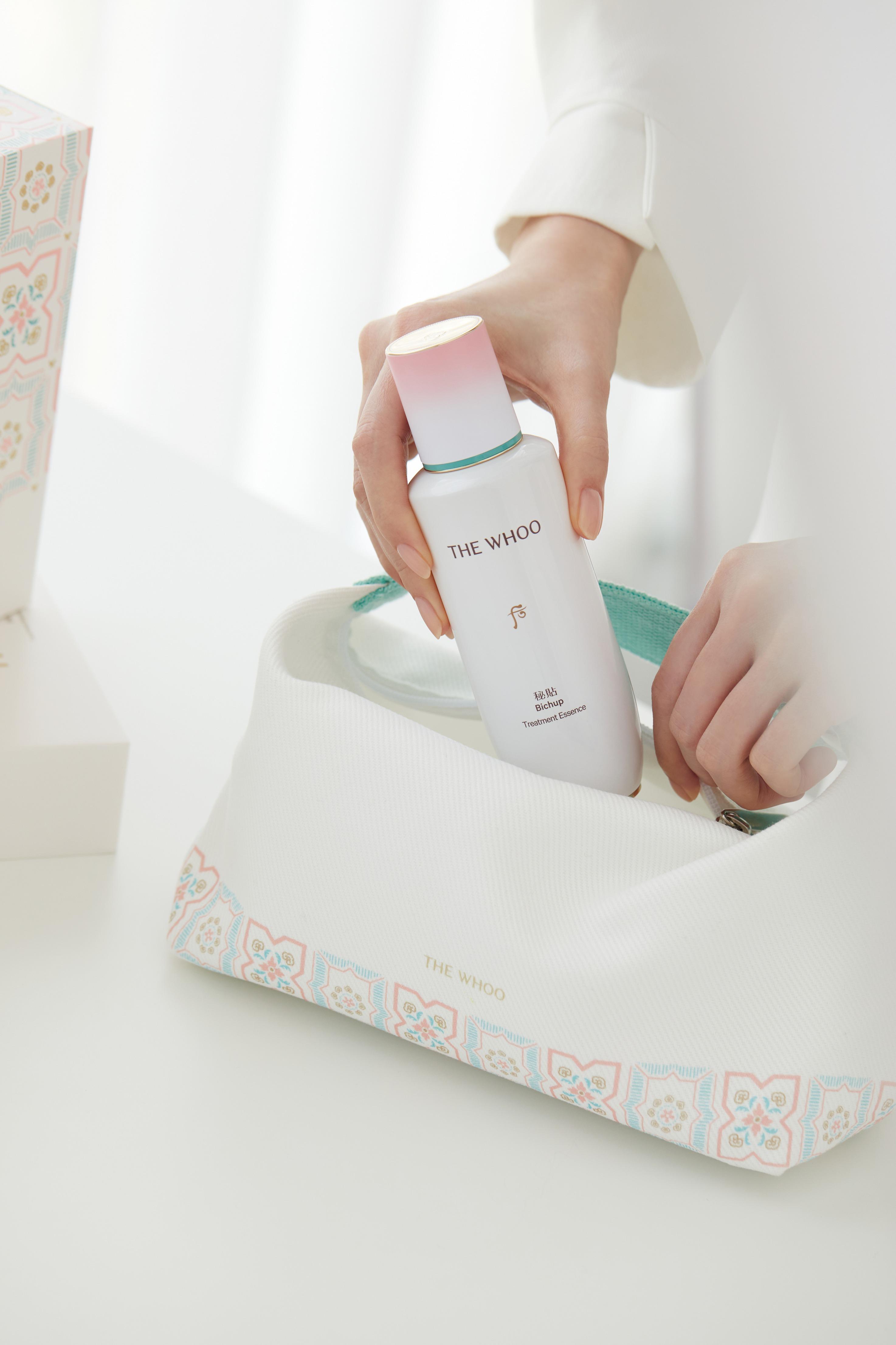 「Danha聯乘限定版」秘貼循環修護肌底精華增量套裝,附送聯乘花紋圖案限定手提包。