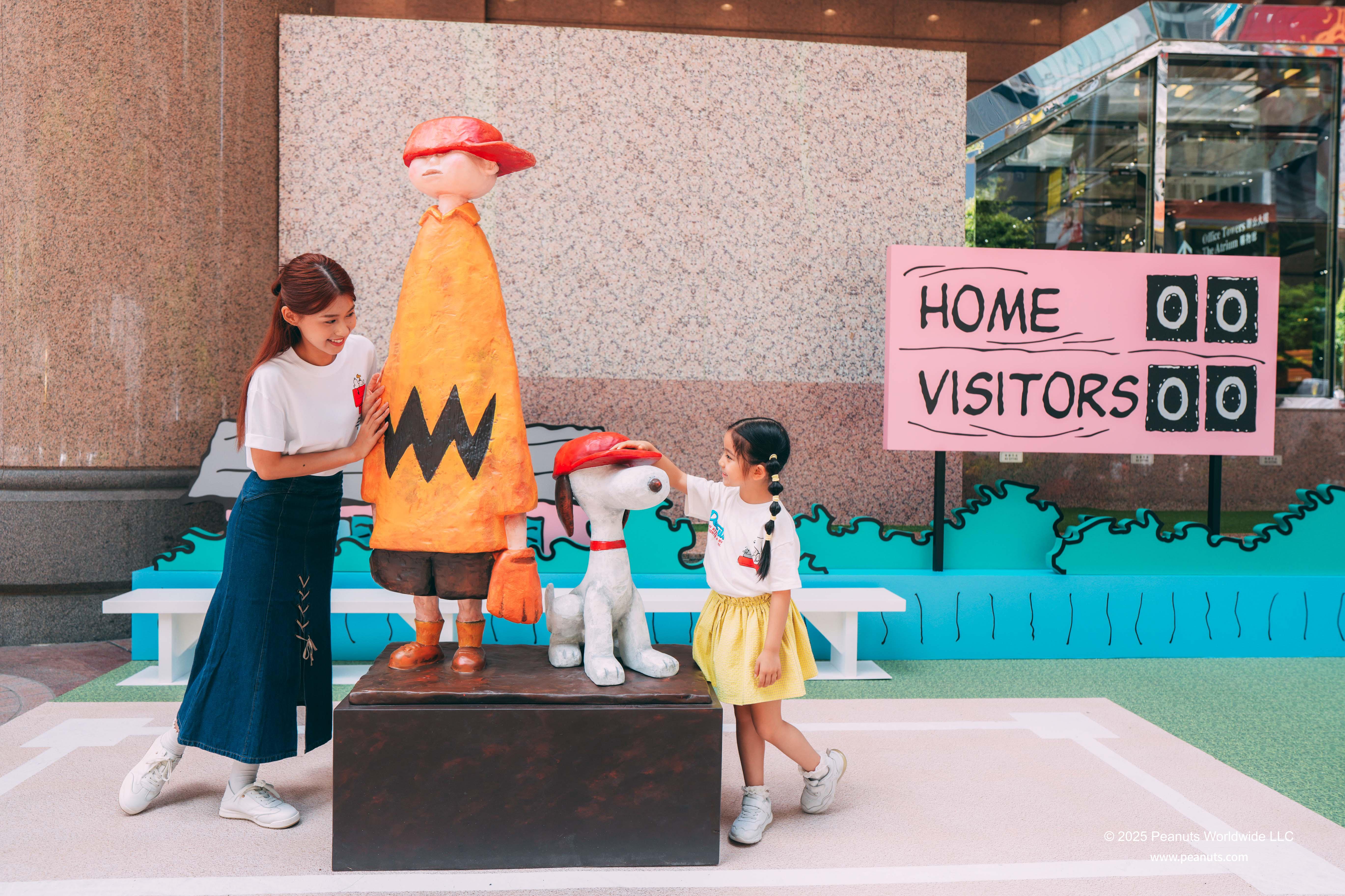 潮流玩具設計師及雕塑家Benson Wong加入了《花生漫畫》主角 Charlie Brown,熱愛棒球的Charlie Brown戴著棒球帽,手中拿著棒球手套;而Snoopy的造型就復刻了 1950 年代接近真實小狗的外型,同樣戴上棒球帽,準備好一同享受棒球的樂趣。