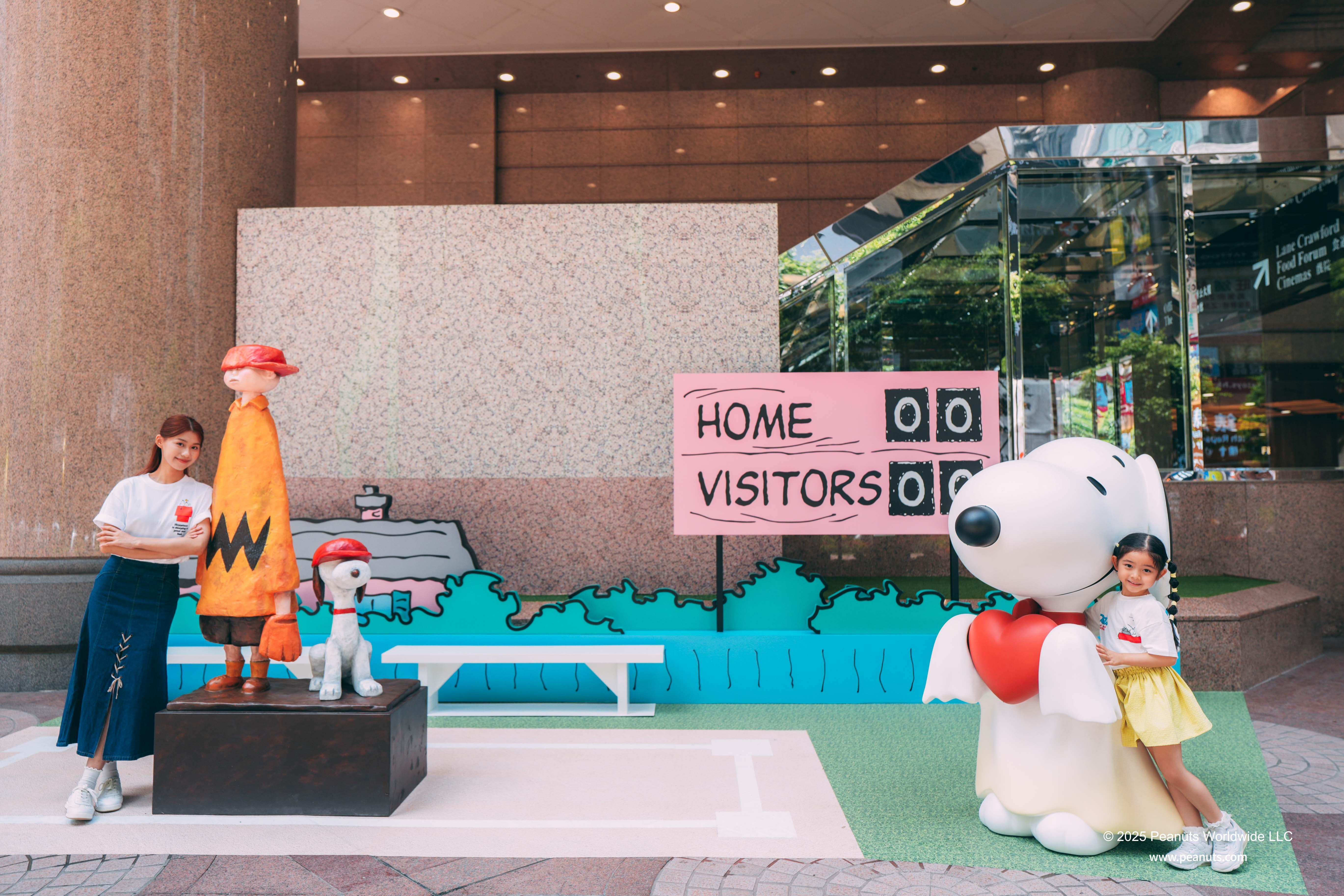 一旁的小鬼造型 Snoopy 則由玩具設計師BAAK打造,細心一看,小鬼 Snoopy手中正捧著巨型紅心,為一眾粉絲送上濃濃愛意。