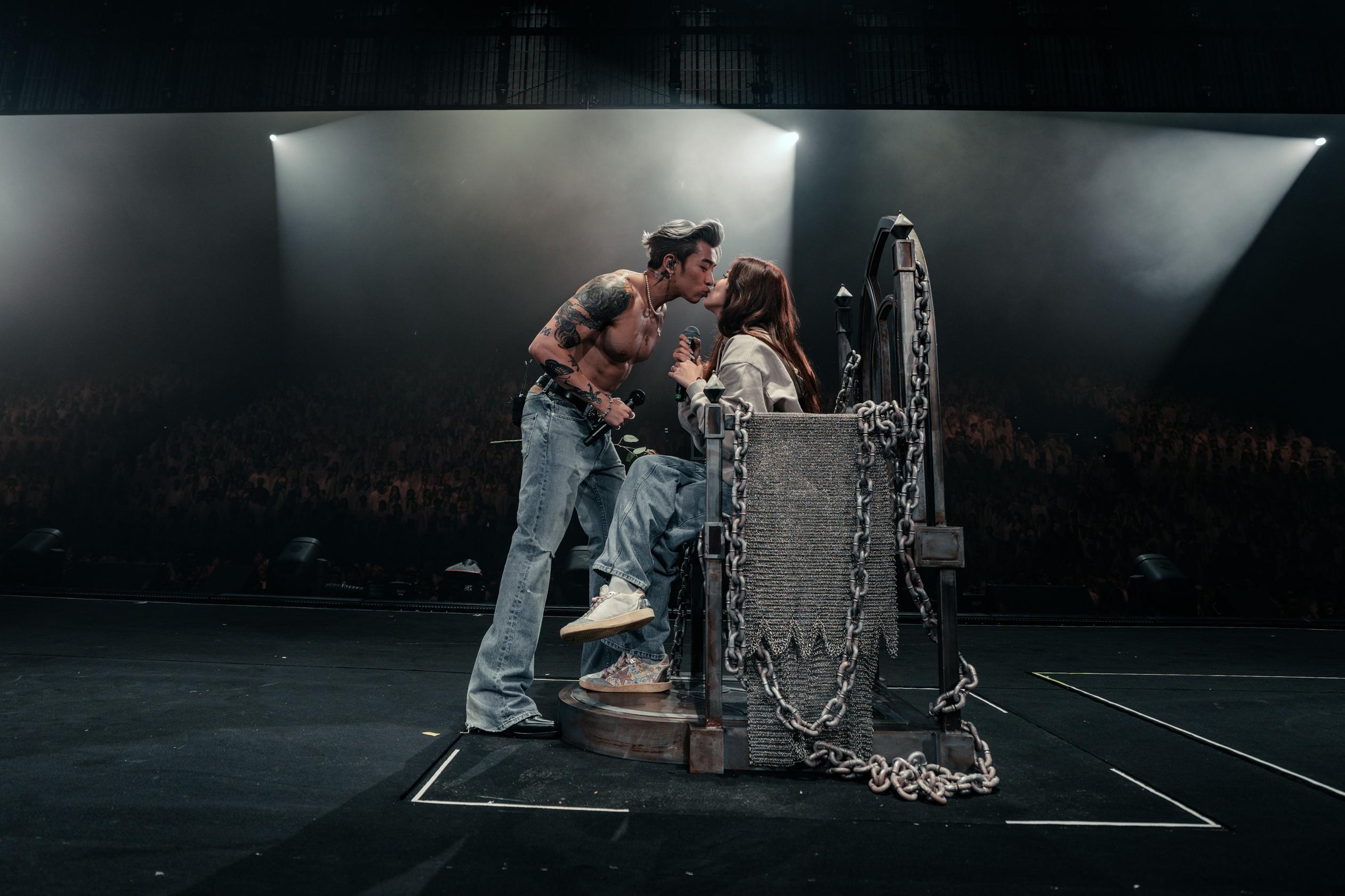 Tyson Yoshi在啟德舉行第二場演唱會,適逢Christy生日,咀爆老婆放閃。