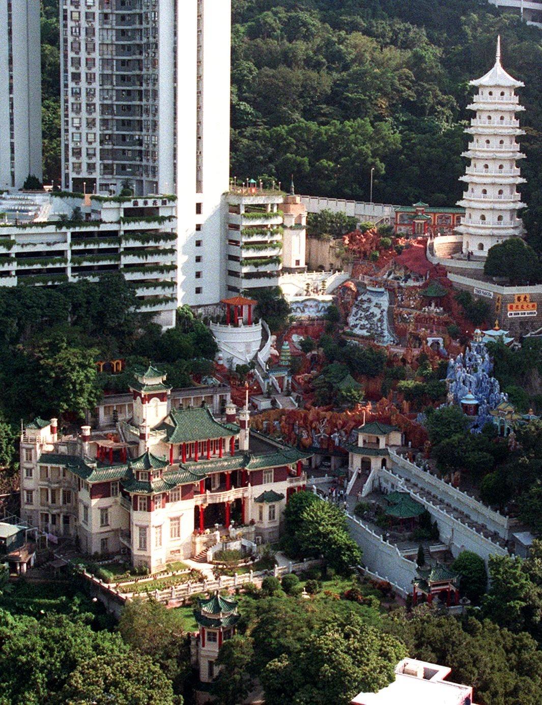 虎豹別墅自2023年起免費開放,市民可在古物古蹟辦事處網頁預約參加導賞團,2025年5月新增「虛擬實境:萬金油花園『十王殿』展覽」,可利用虛擬實境裝置,探索昔日的萬金油花園「十王殿」。(圖片來源:Getty)