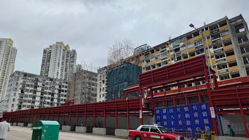 香港最後的私營屋邨大坑西邨,已完成59年的歷史使命。目前屋邨正進行重建工程序,預計2029年會完成。圖攝於2025年6月底。(圖片來源:當代中國)