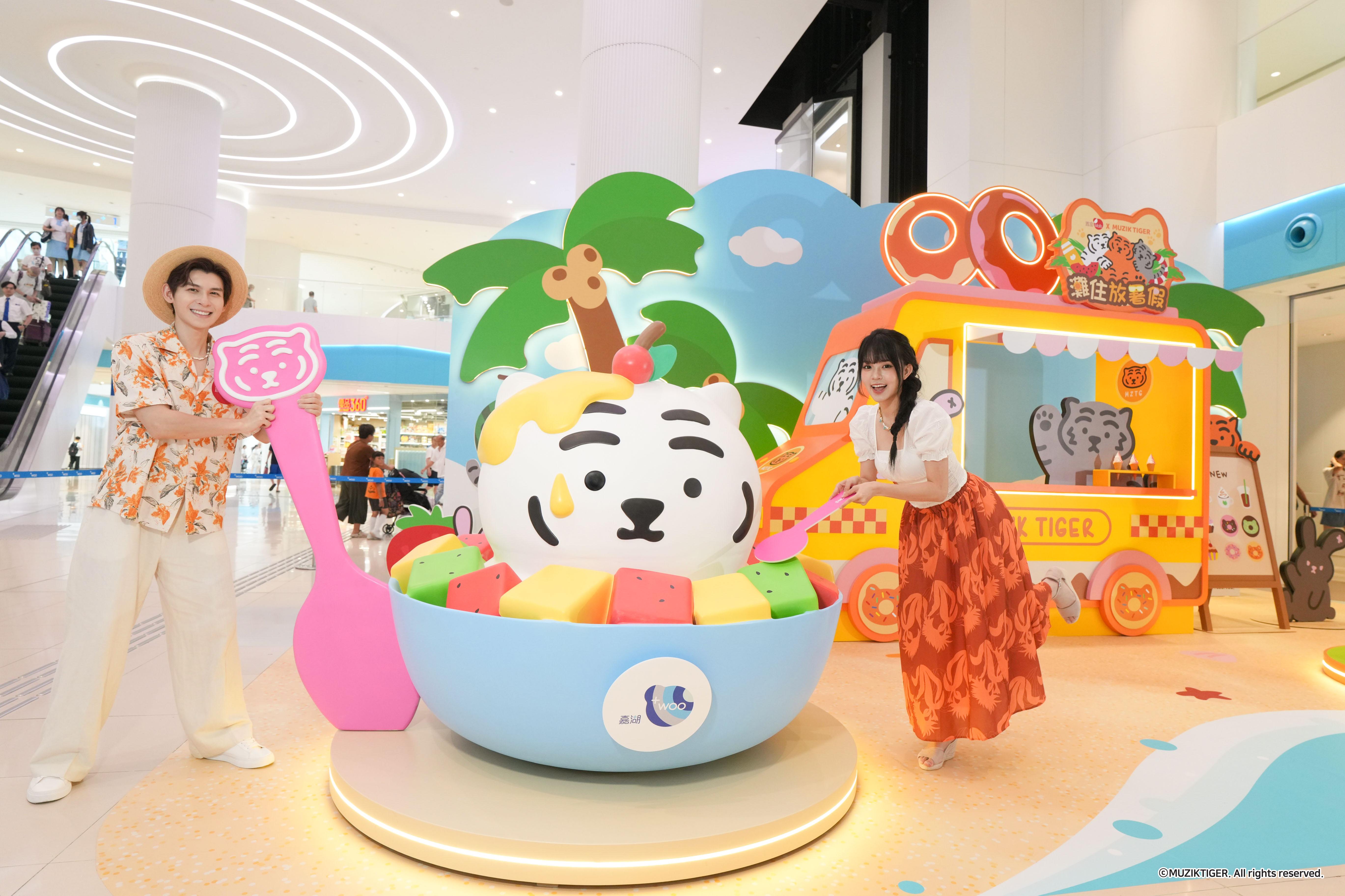 Teeffee已經坐進直徑近3米的水果盤中,期待與您一同大快朵頤