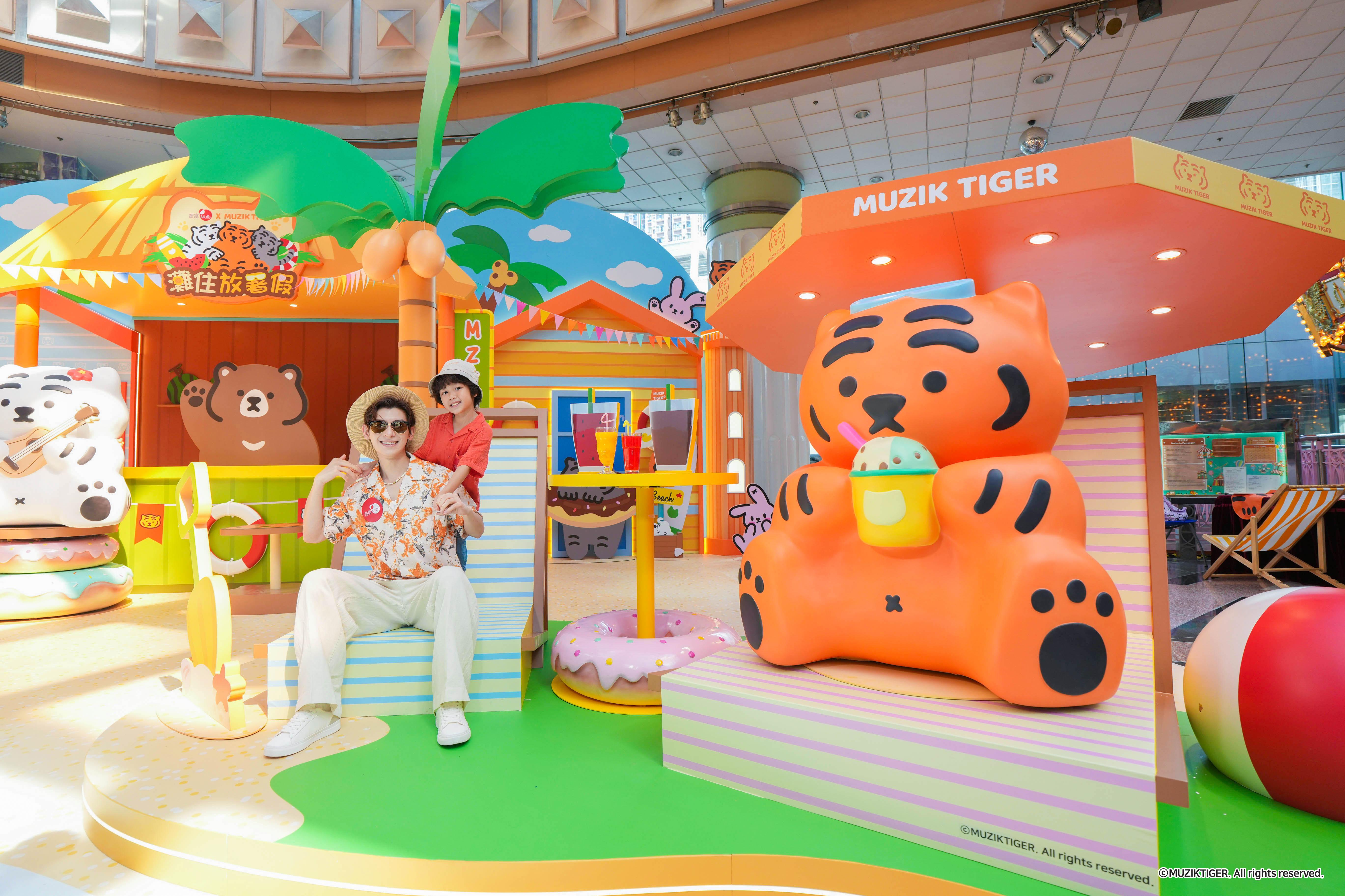 Toffee慵懶地躺在沙灘椅上,聆聽音樂,品嚐冰涼的雪糕,驅散暑氣