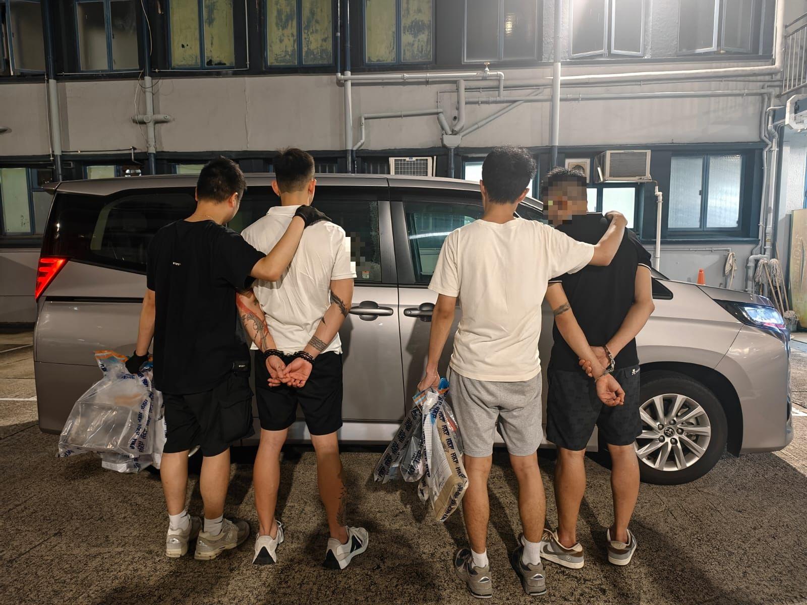 警九龍城掃毒檢14萬元毒品,兩男被捕。(警方圖片)
