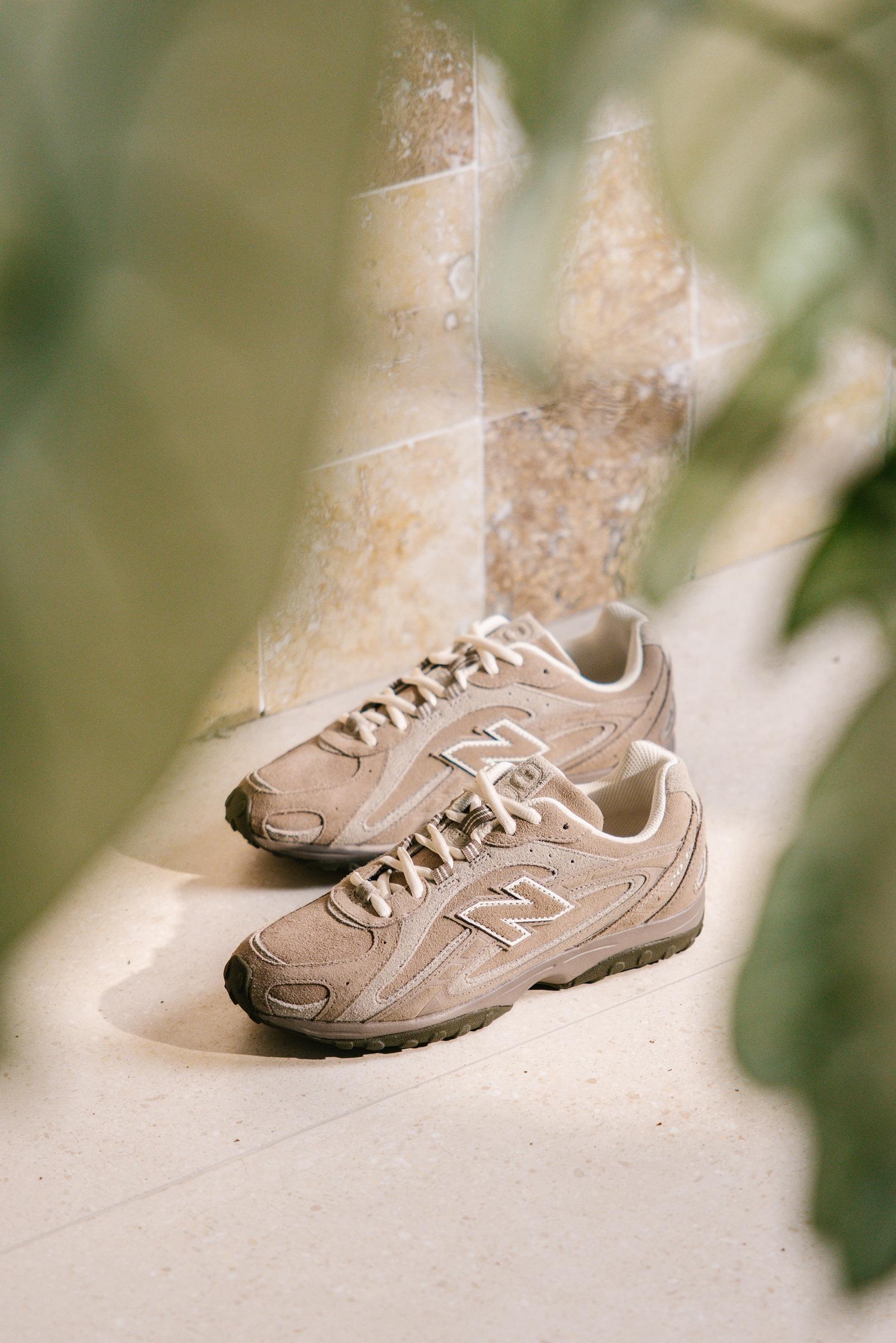 204L鞋款結合1970年代纖細修長的鞋型設計以及充滿層次感的材質肌理。