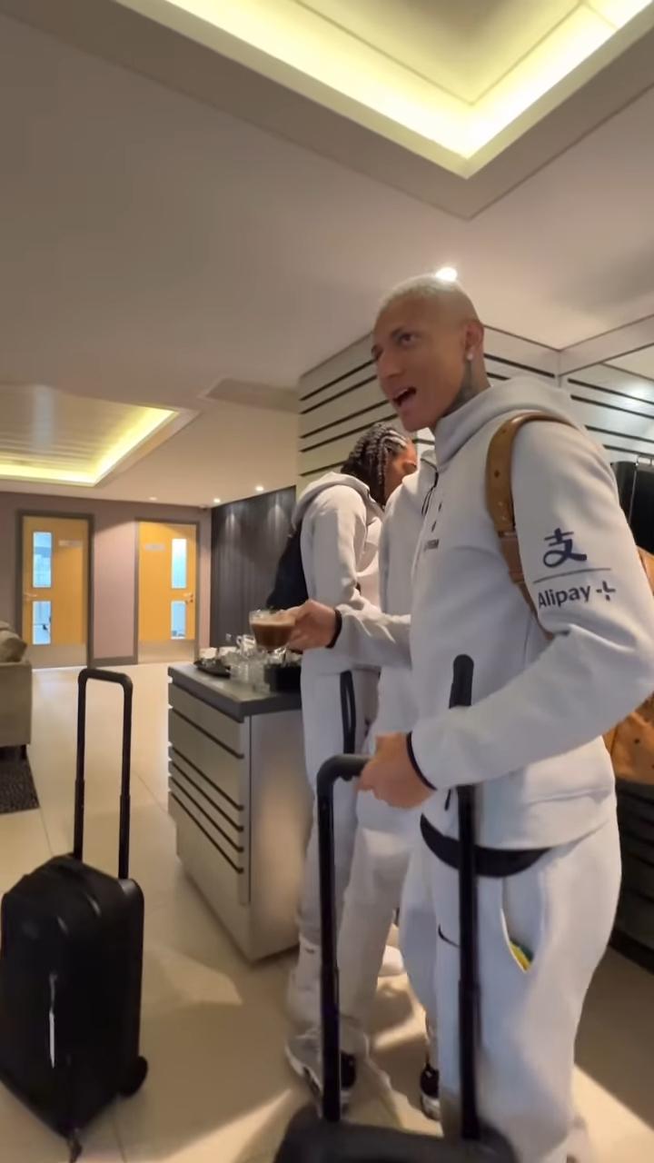 李察利臣偕隊友抵達香港立即出po。