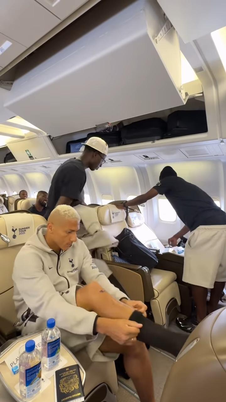 李察利臣偕隊友抵達香港立即出po。