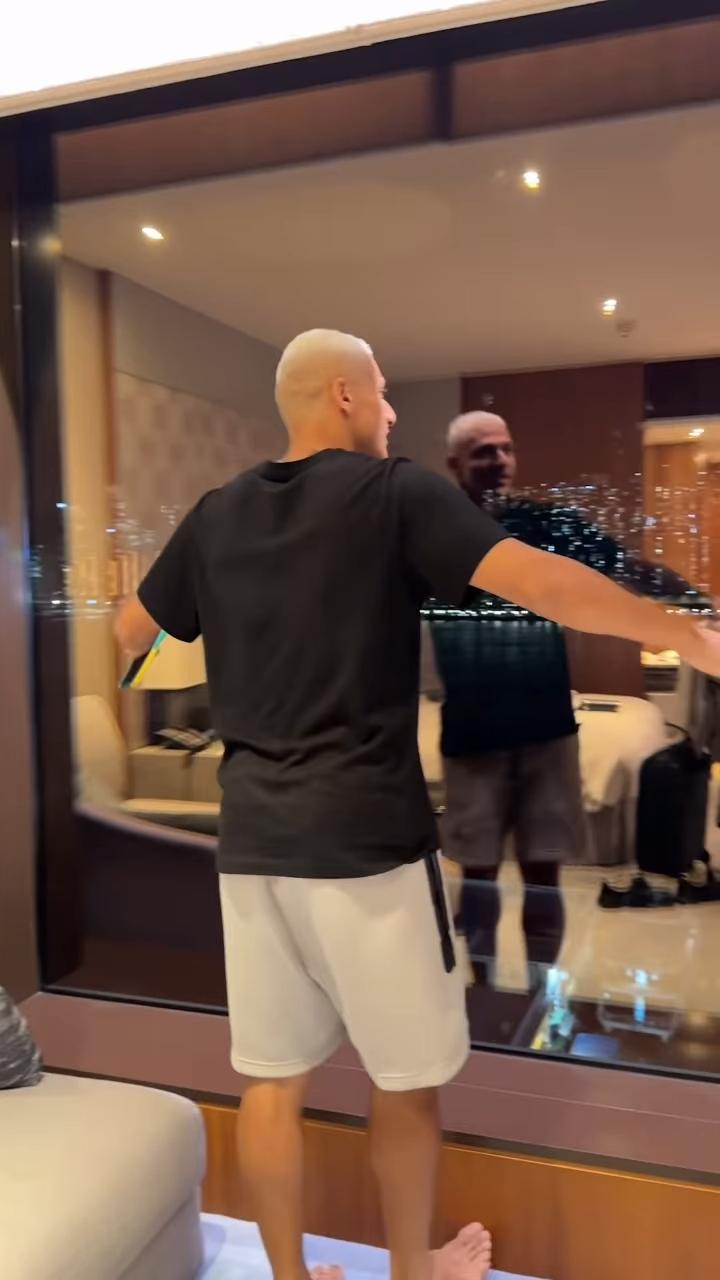 李察利臣公開入住的酒店房間靚景。