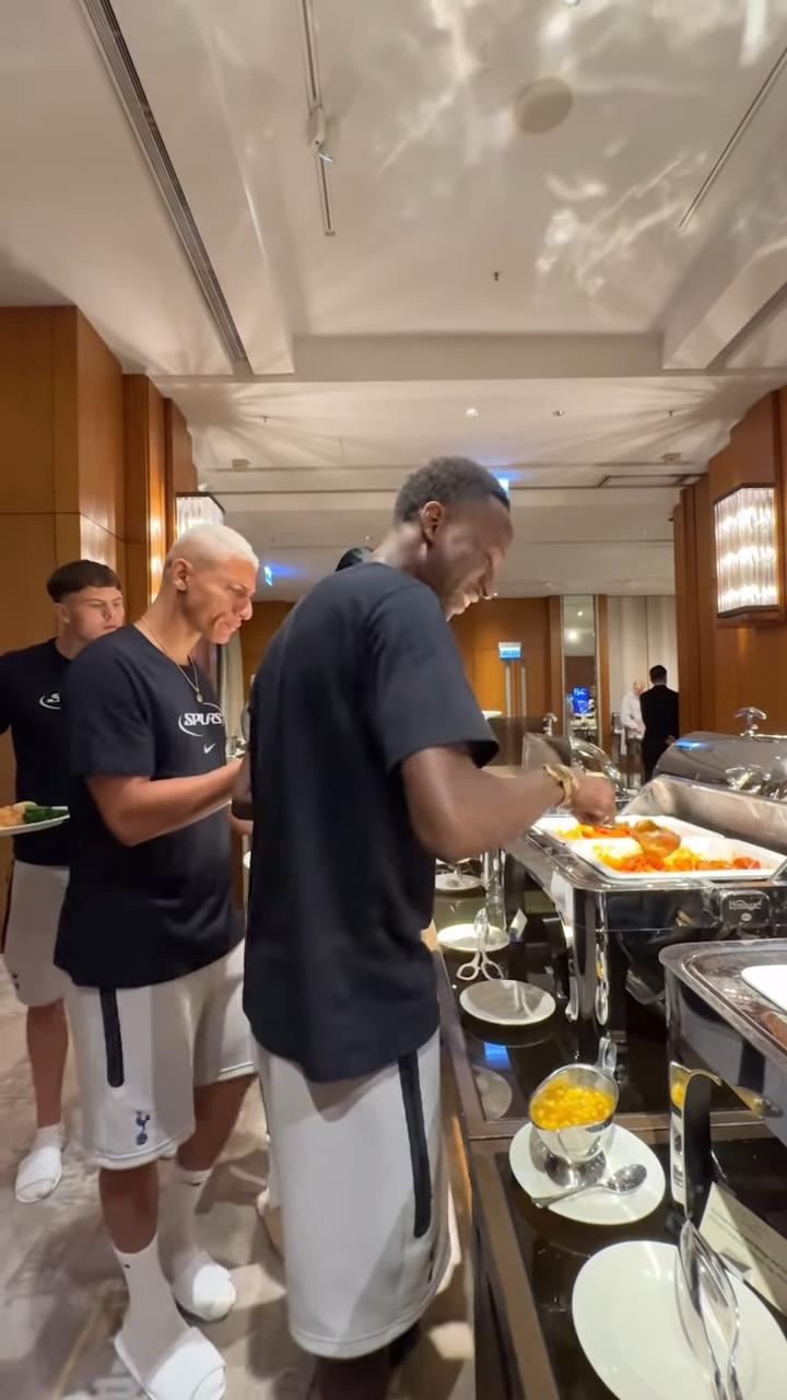 眾球星踢酒店拖鞋齊食自助餐。