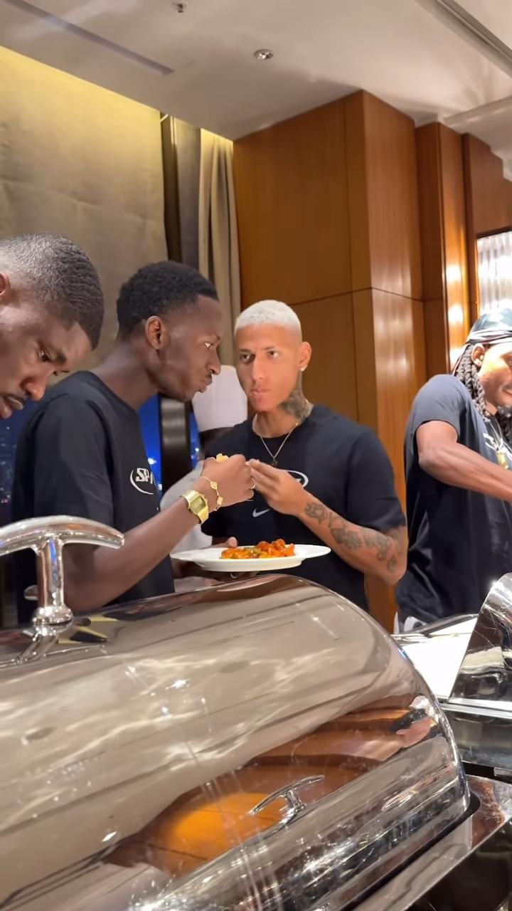 眾球星踢酒店拖鞋齊食自助餐。