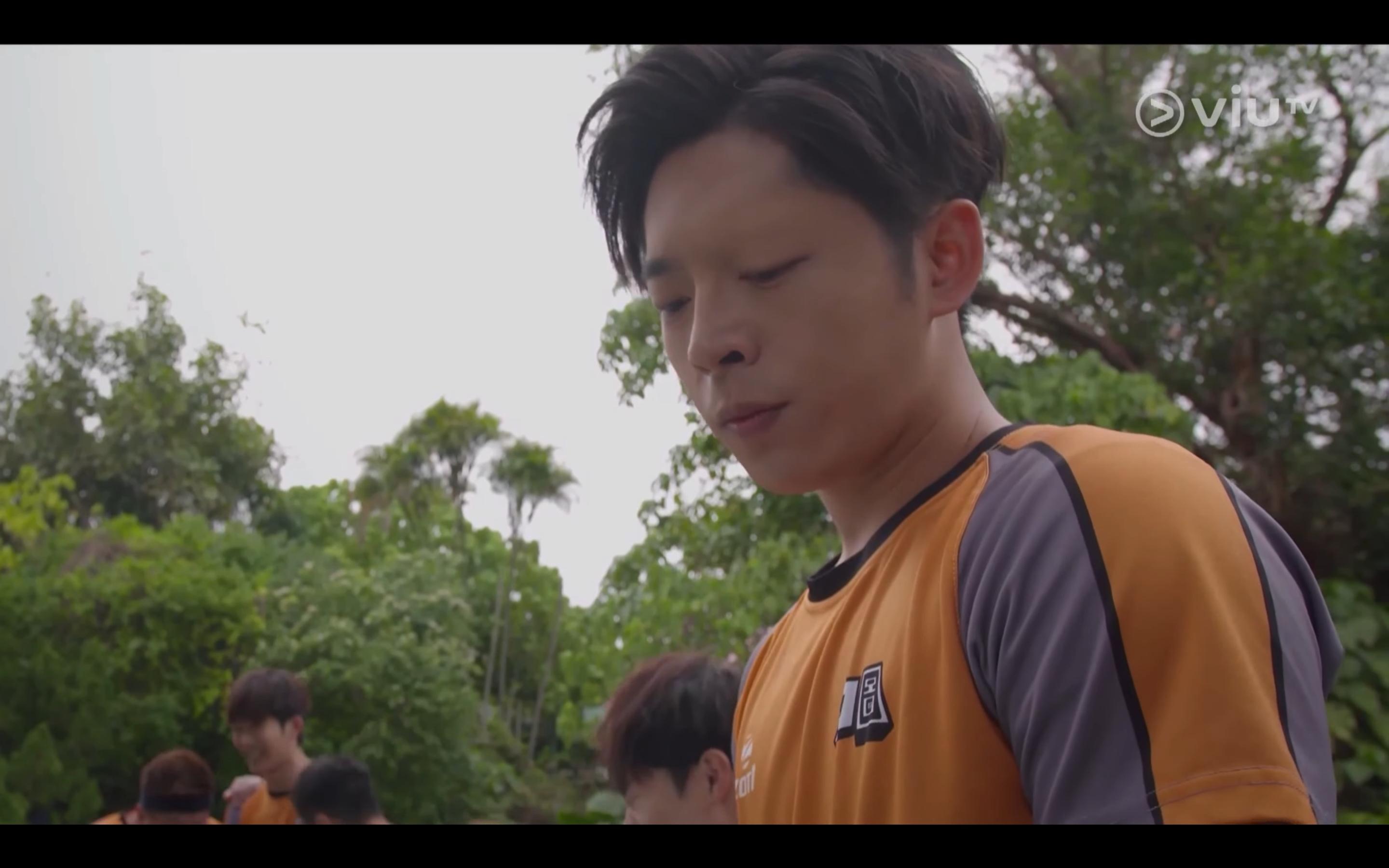 Edan呂爵安拍《男排女將》的無眉樣,令人忍俊不禁。