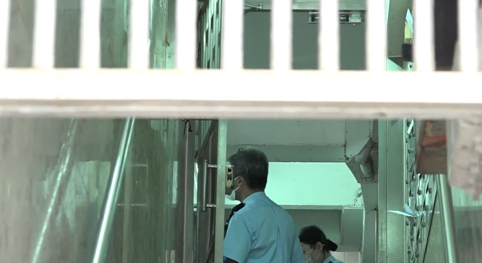 深水埗唐樓一男一女倒斃單位,業主登門揭發報警。(新聞截圖)