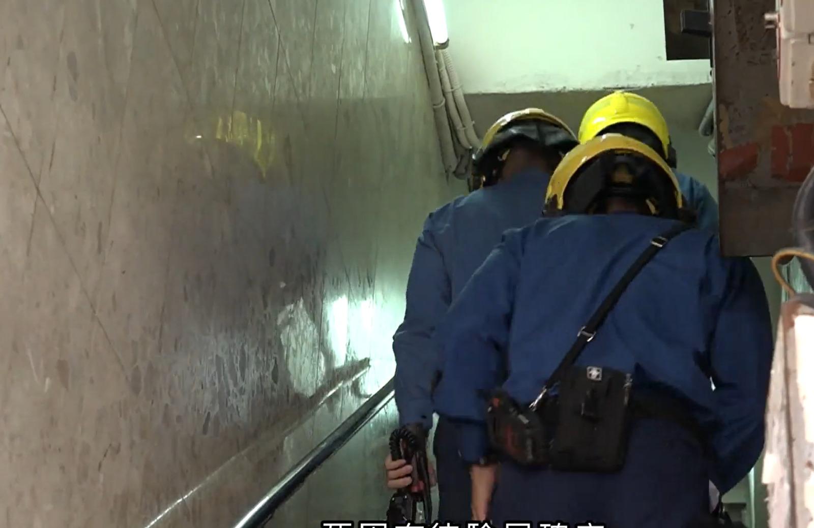 深水埗唐樓一男一女倒斃單位,業主登門揭發報警。(新聞截圖)