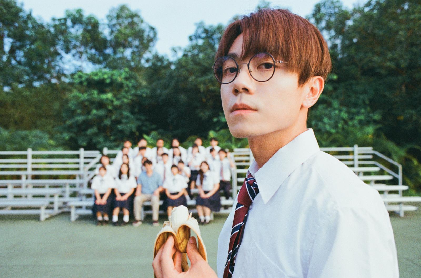 林家謙新歌《夏日之子》MV今日上架,「夏日蕉子」造型貫徹家謙搞鬼一面。