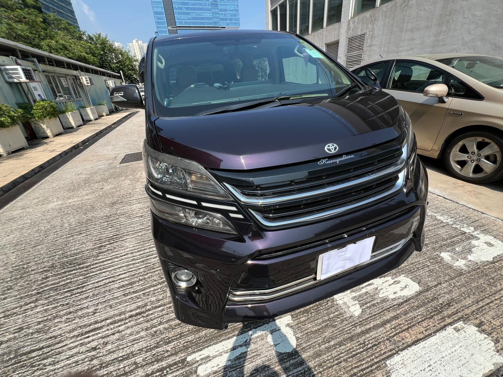 涉案兩車均持有香港車牌,已被扣押作進一步調查及檢驗。