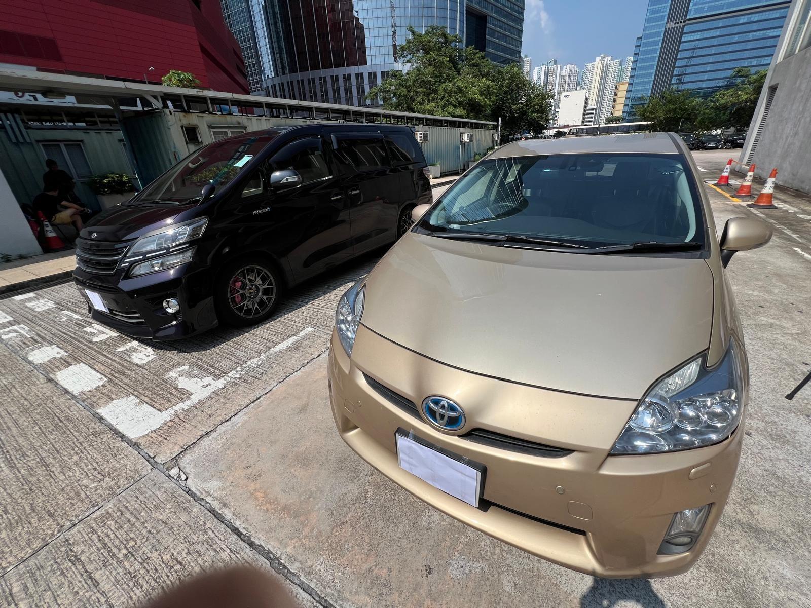 涉案兩車均持有香港車牌,已被扣押作進一步調查及檢驗。