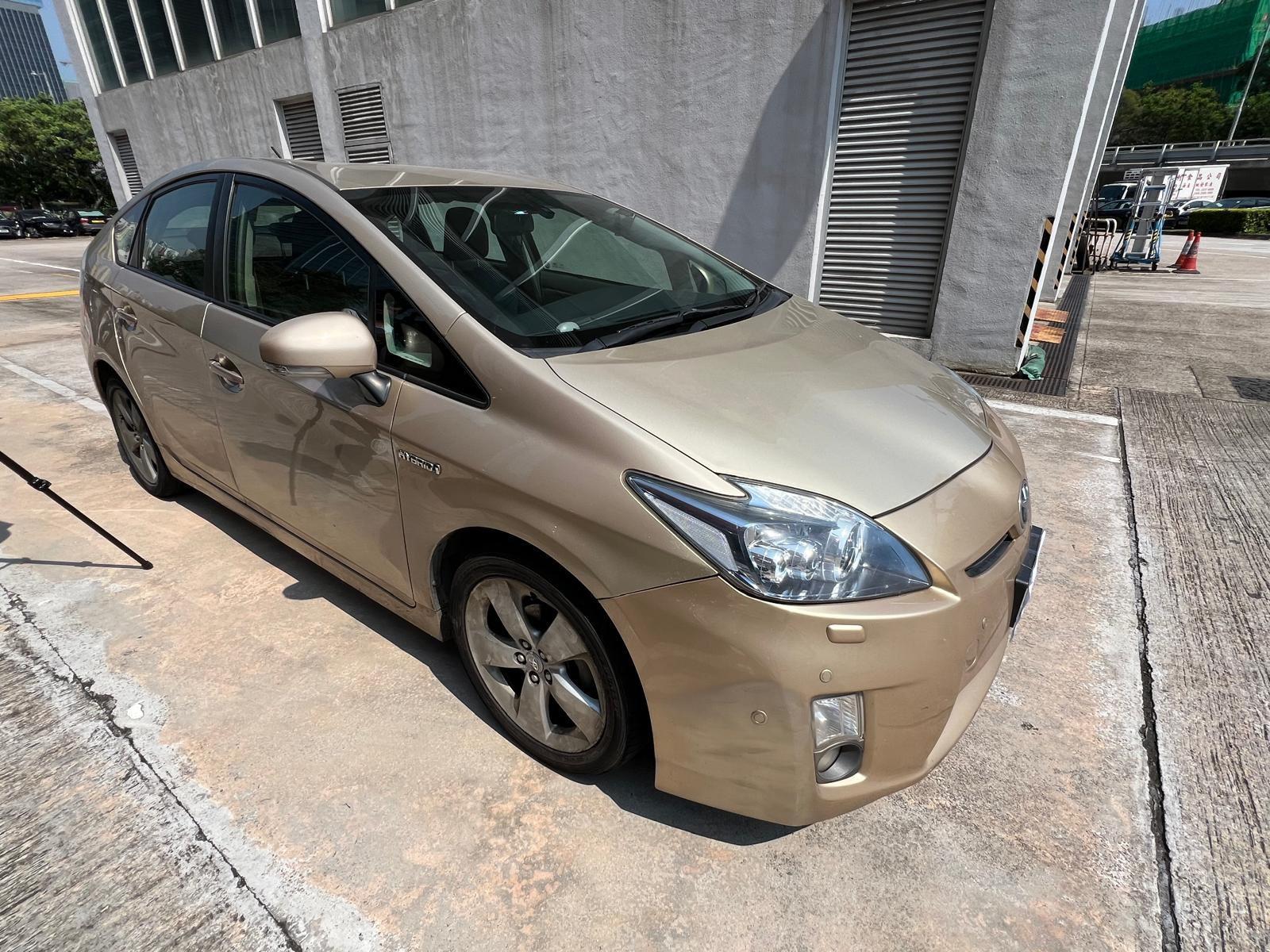 涉案兩車均持有香港車牌,已被扣押作進一步調查及檢驗。