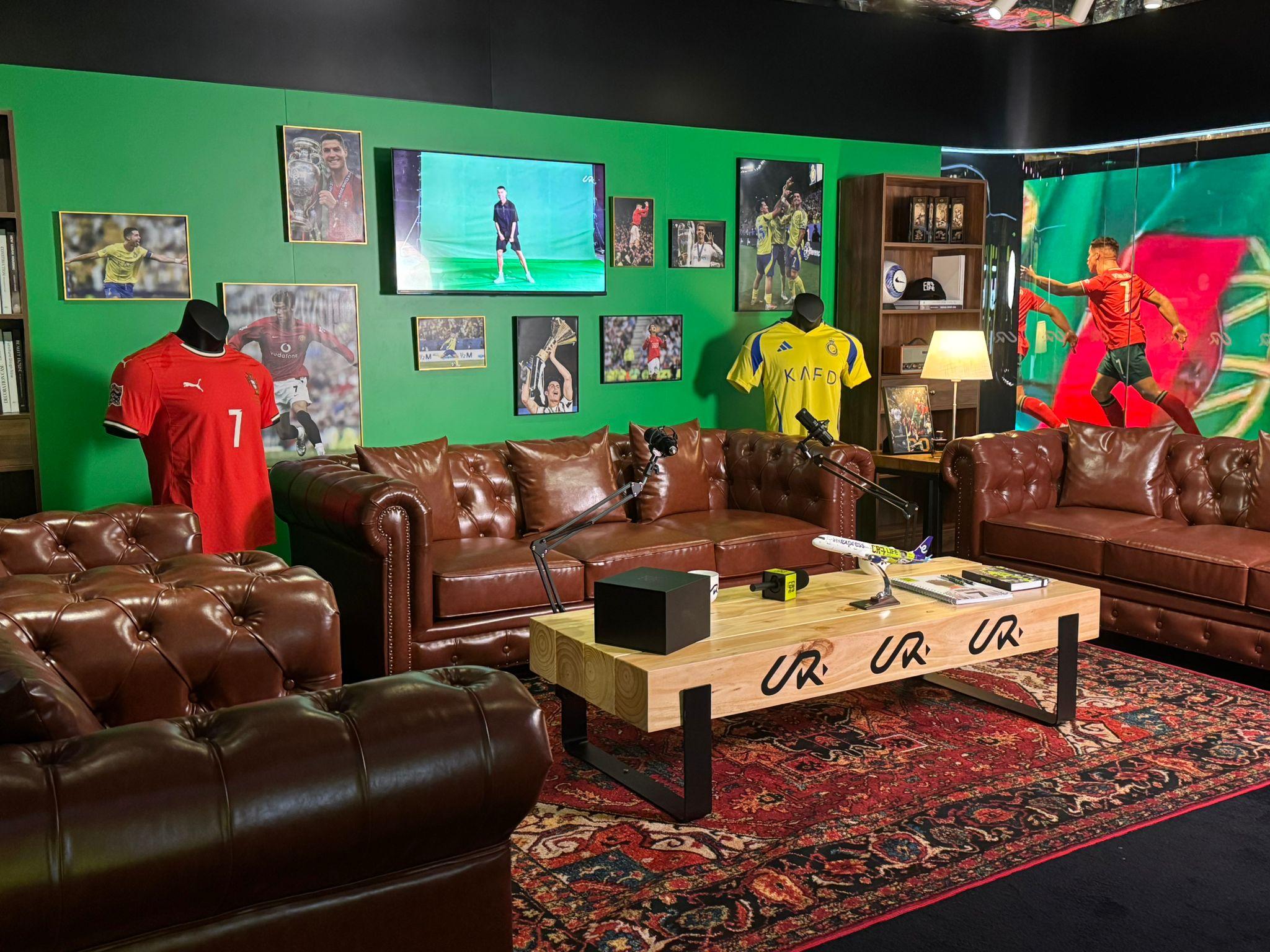 CR7® YouTube工作室更原汁原味重現球星幕後日常,凡購買VIP門票的球迷,不僅可參觀拍片場景,還能親手操作錄影器材,感受C朗製作影片的流程。