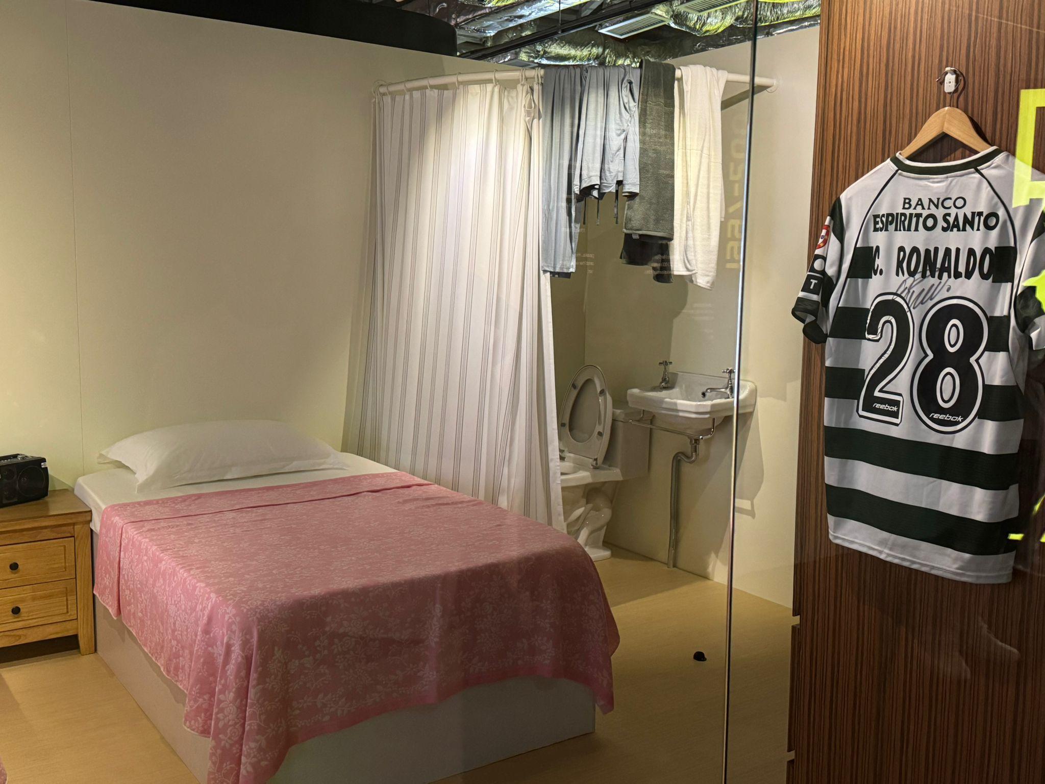 走進士砵亭時期臥室復刻場景,牆上貼滿青訓歲月的照片及鼓勵標語,讓人彷彿回到C朗年少踢波的起點。