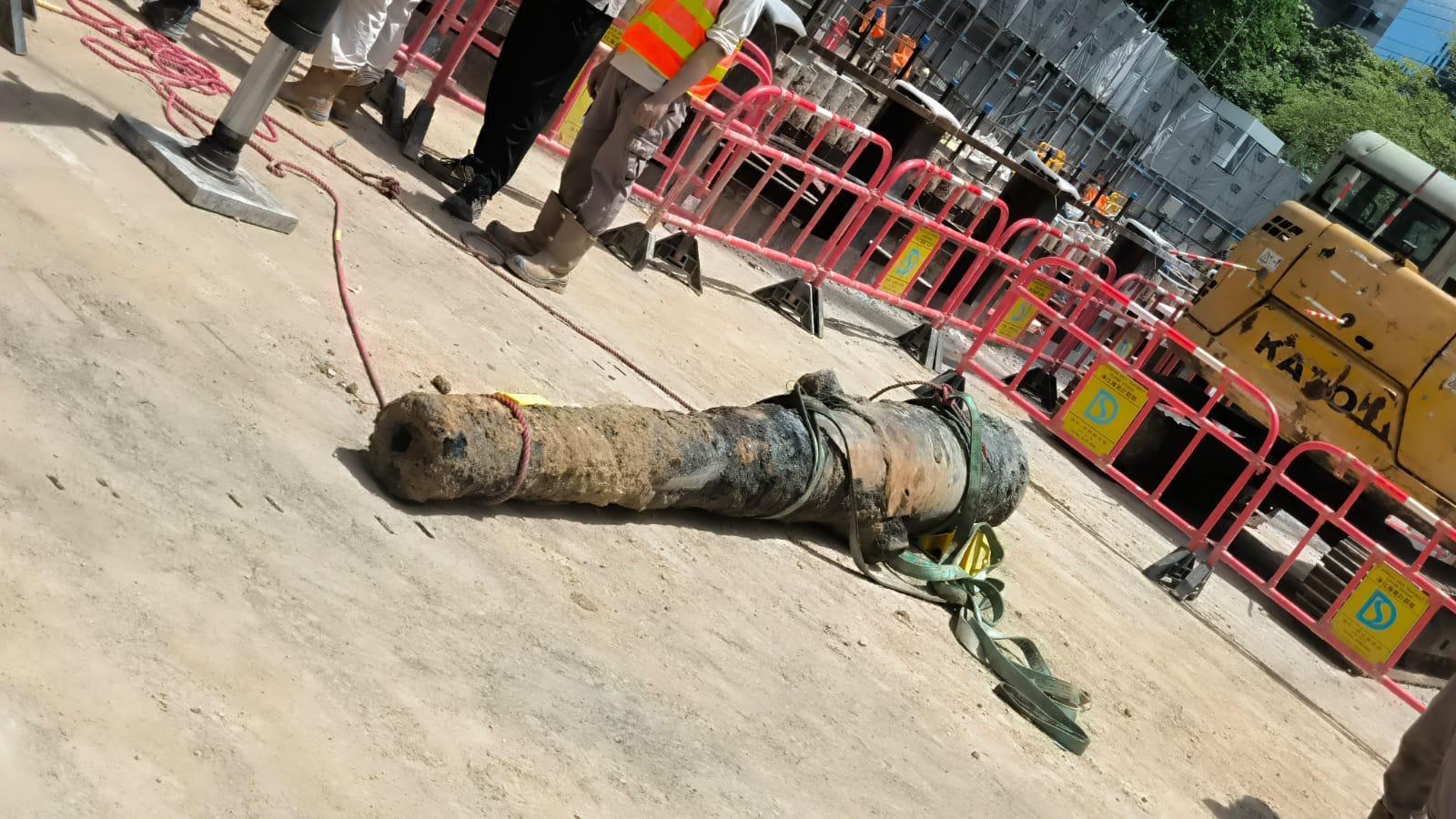 尖沙咀市政局百週年紀念花園內一個地盤,中午發現懷疑戰時炮管。(警方提供)