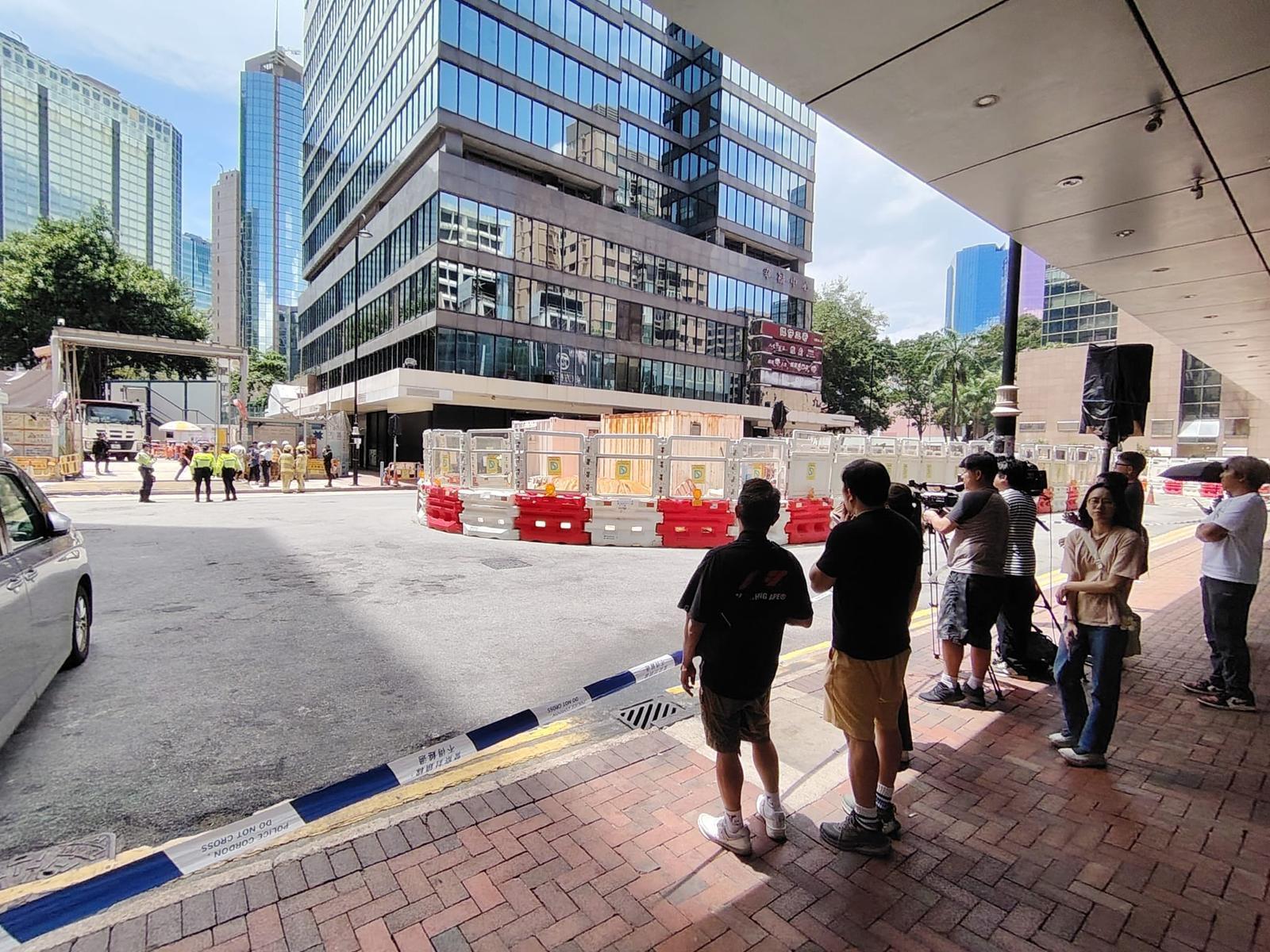 尖沙咀市政局百週年紀念花園內一個地盤,中午發現懷疑戰時炮管。(警方提供)