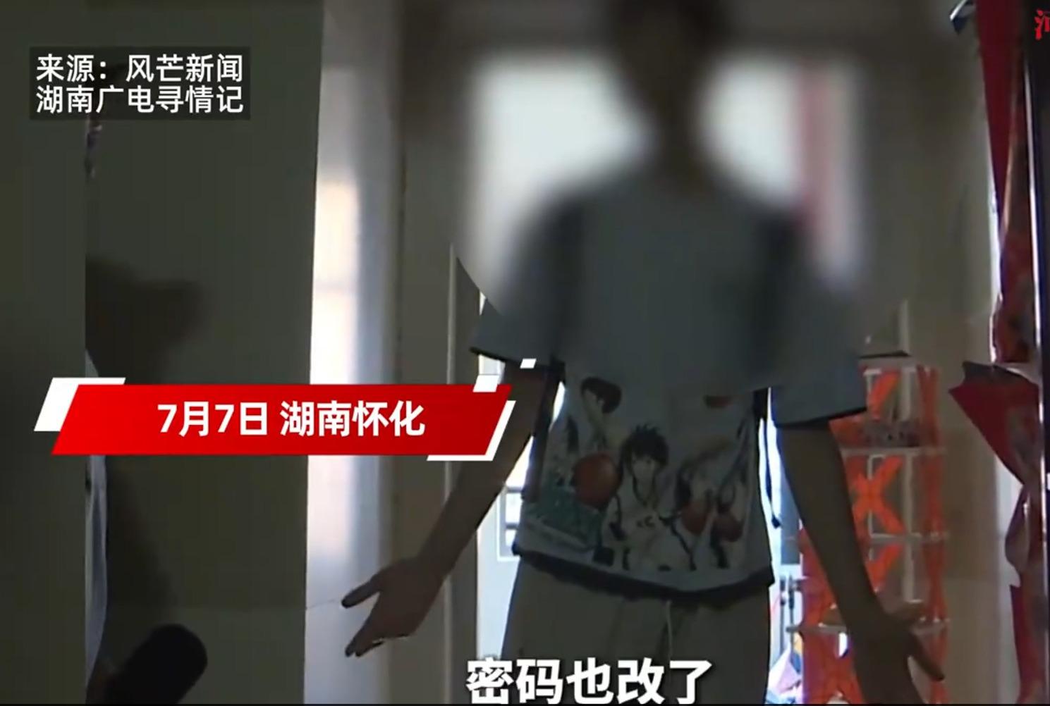 小凱未能入屋,因大門的密碼已更改而不獲通知。