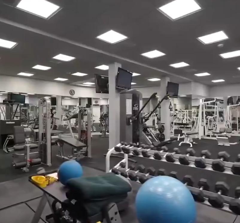 米高佐敦豪宅去年易手,內設健身室。