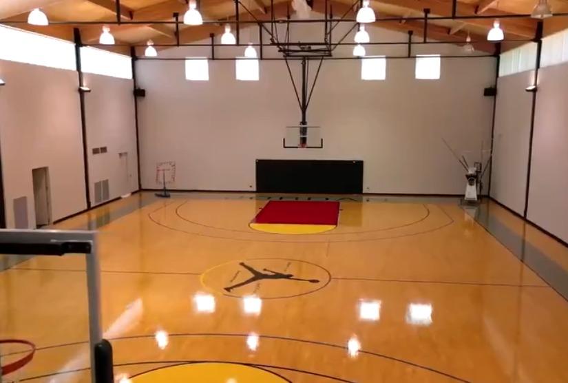 米高佐敦豪宅去年易手,這個籃球場中央設Jordan Brand Logo。