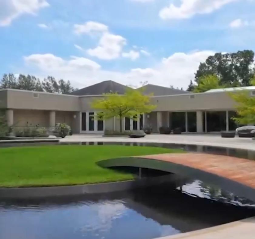 米高佐敦豪宅去年易手,圖為外部設計。