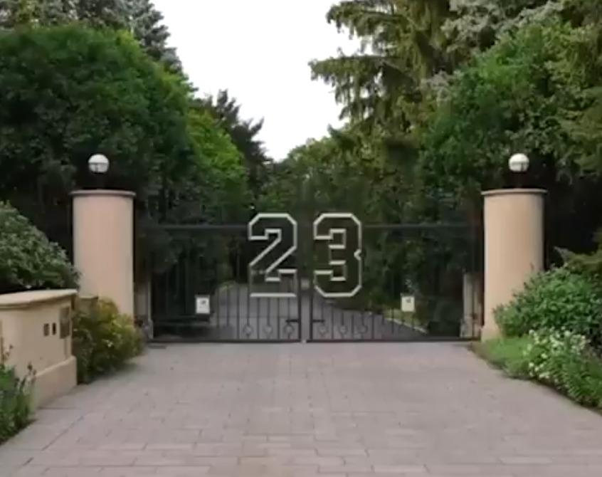 米高佐敦豪宅去年易手,大門外印上23號。